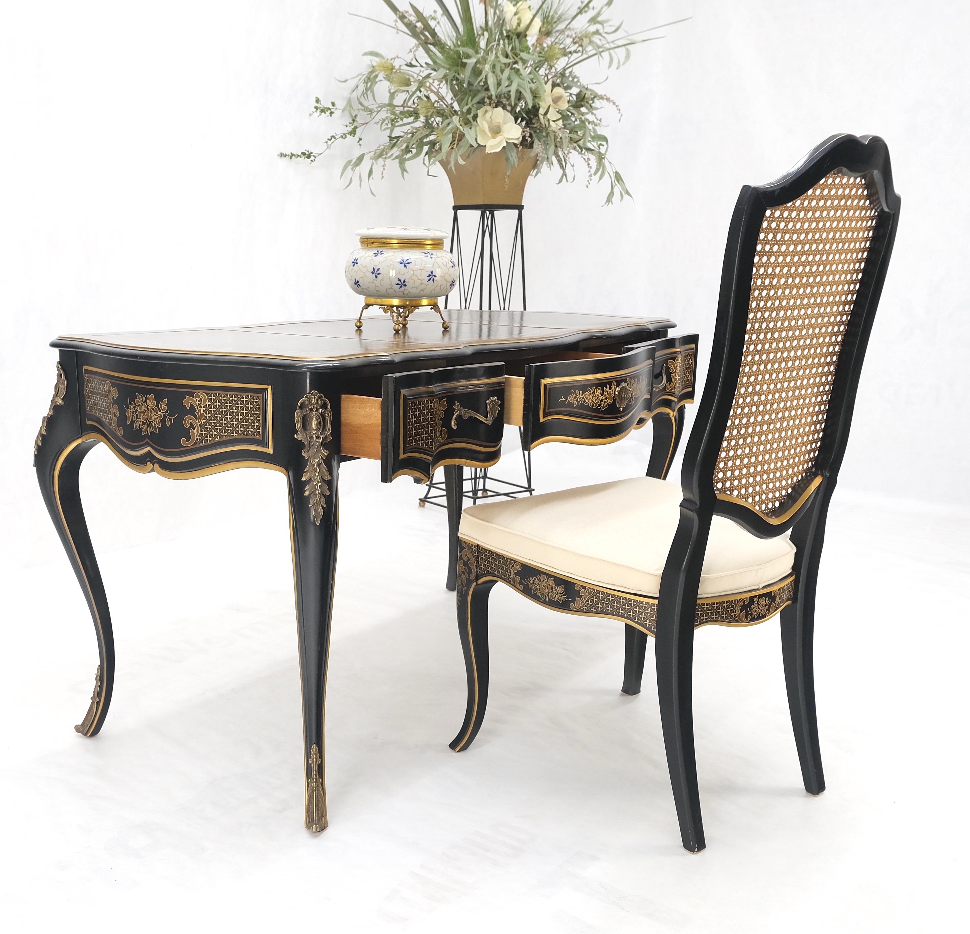 Bureau chinoiseries en laque noire, cuir doré et bronze avec chaise MINT ! en vente 4
