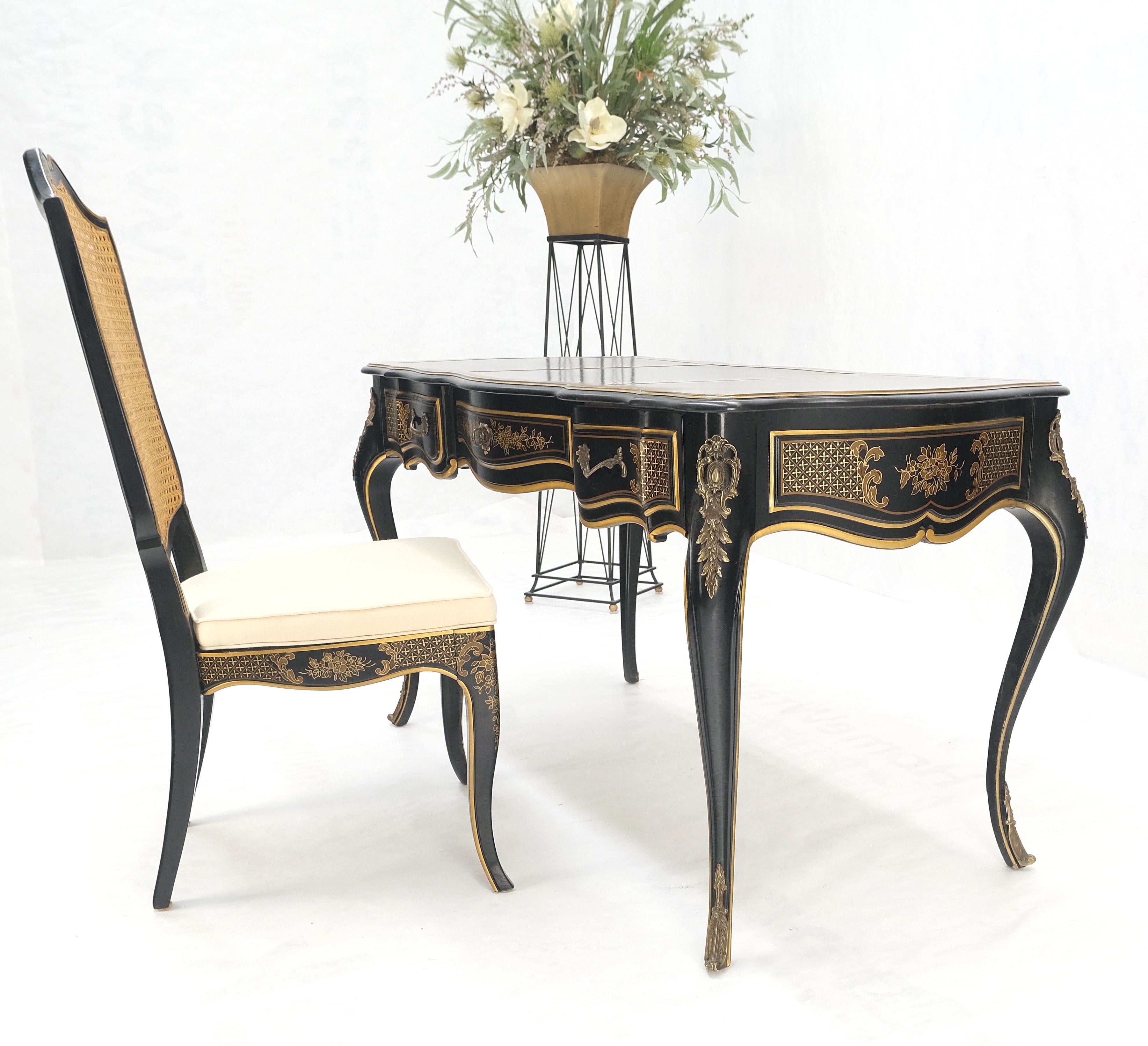 Bureau chinoiseries en laque noire, cuir doré et bronze avec chaise MINT !
table : 26x56x30
chaise : 21 x19x42, siège : 18
