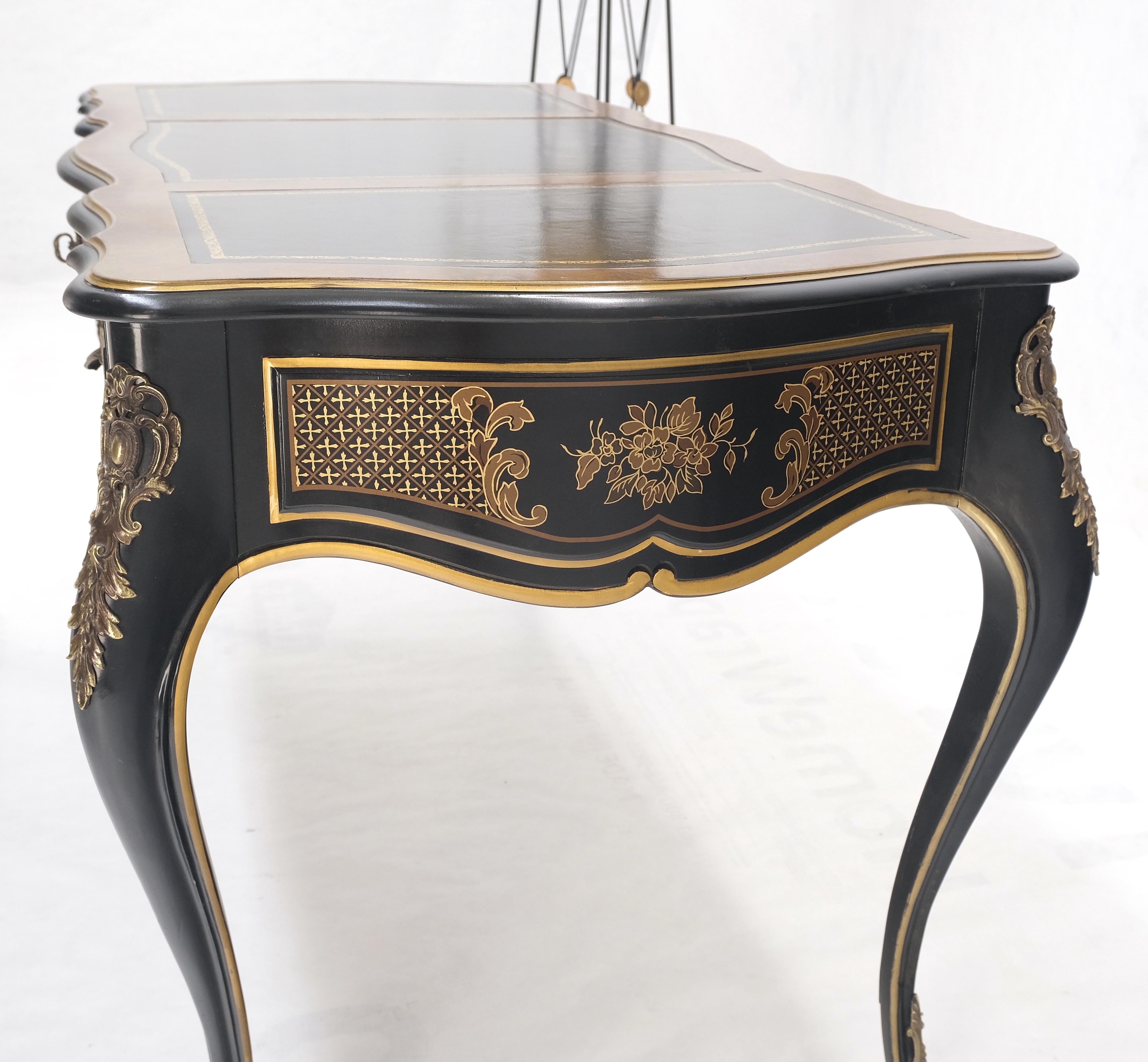Laqué Bureau chinoiseries en laque noire, cuir doré et bronze avec chaise MINT ! en vente