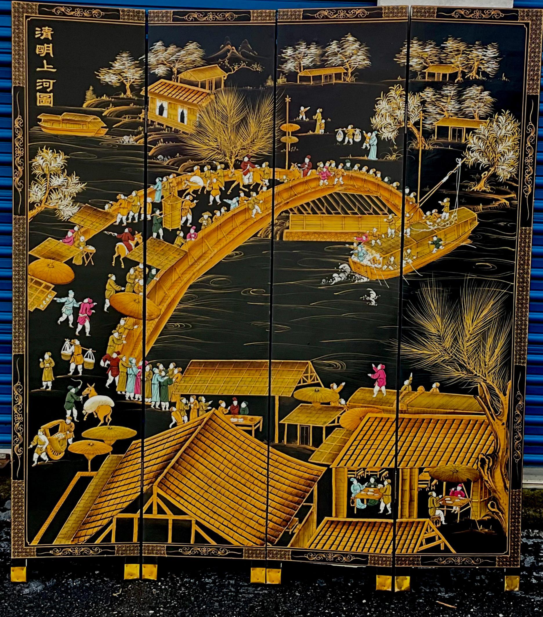 Il s'agit d'un paravent de chinoiserie de la fin du 20e siècle, attribué à Decorative Crafts. Il comporte quatre panneaux qui le rendraient polyvalent pour travailler du sol au mur. Les scènes pastorales sont d'une vibrante dorure et polychromie.