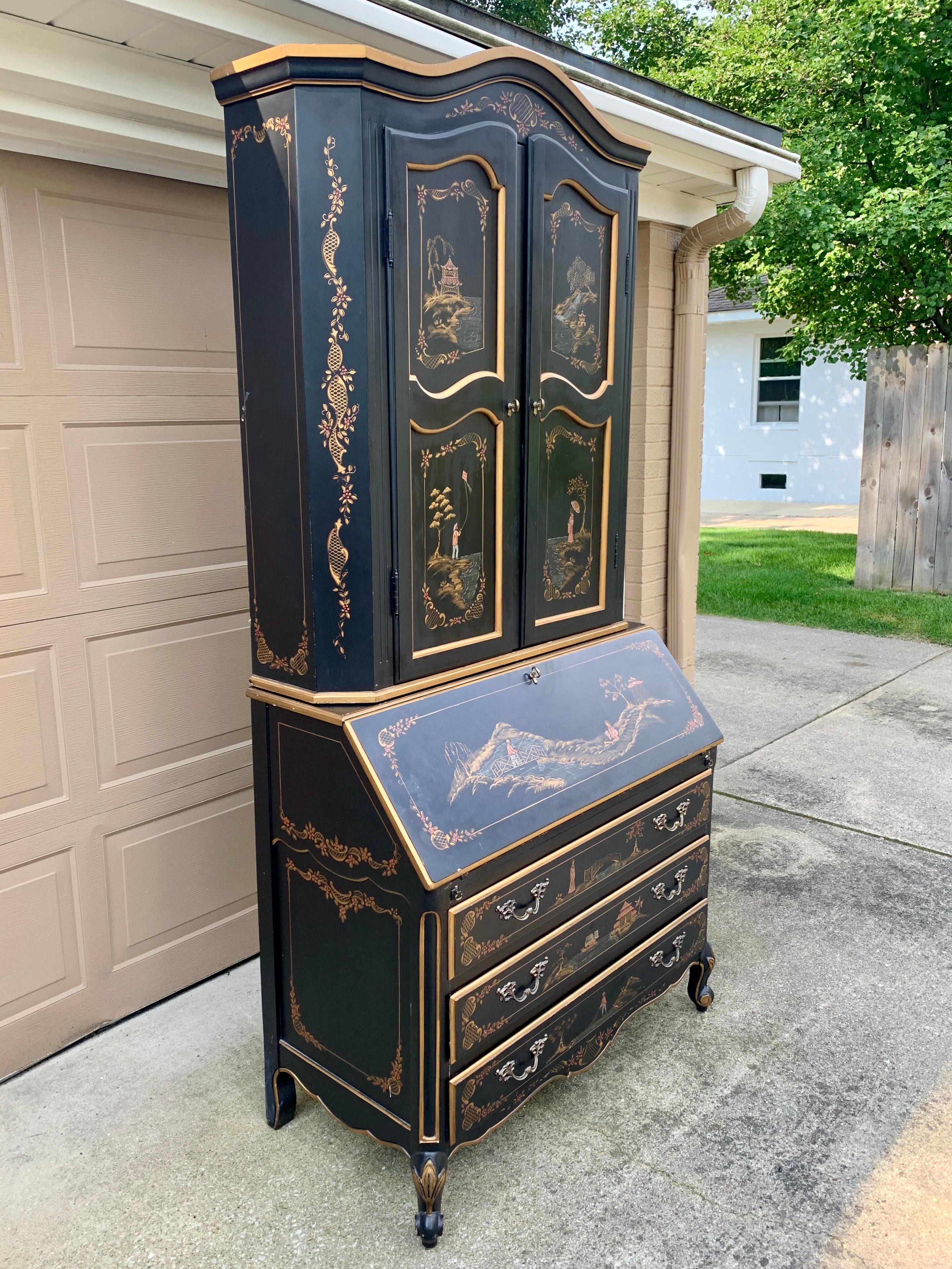 Un magnífico escritorio georgiano de estilo Chinoiserie con tapa frontal abatible y conejera librería

A la manera de Jasper Furniture Company

EE.UU., finales del siglo XX

Madera de nogal lacada en negro, con escenas asiáticas pintadas a mano y