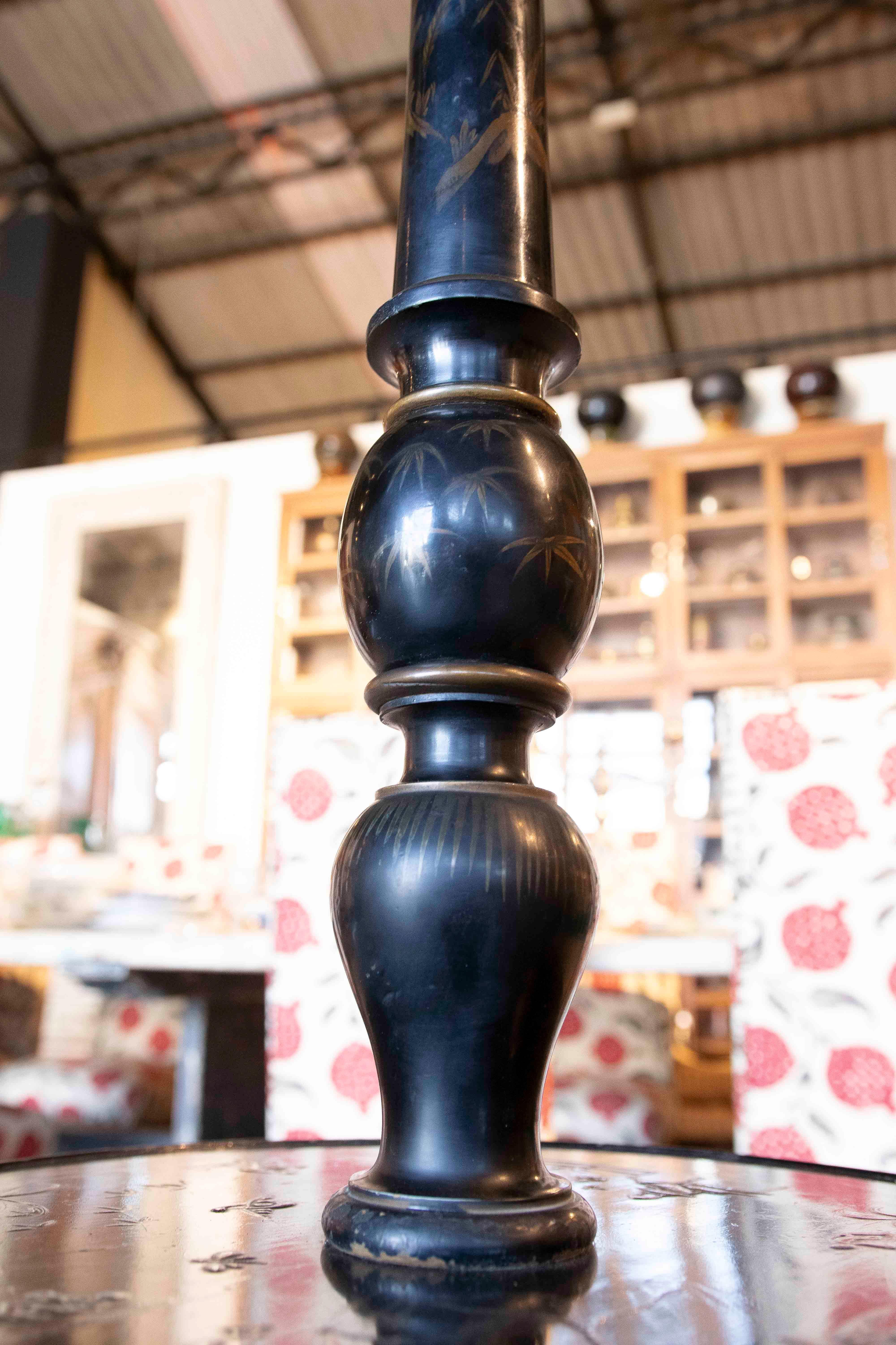 Lampada da terra laccata nera Chinoiserie con tavolo rotondo a mezza altezza in vendita 3