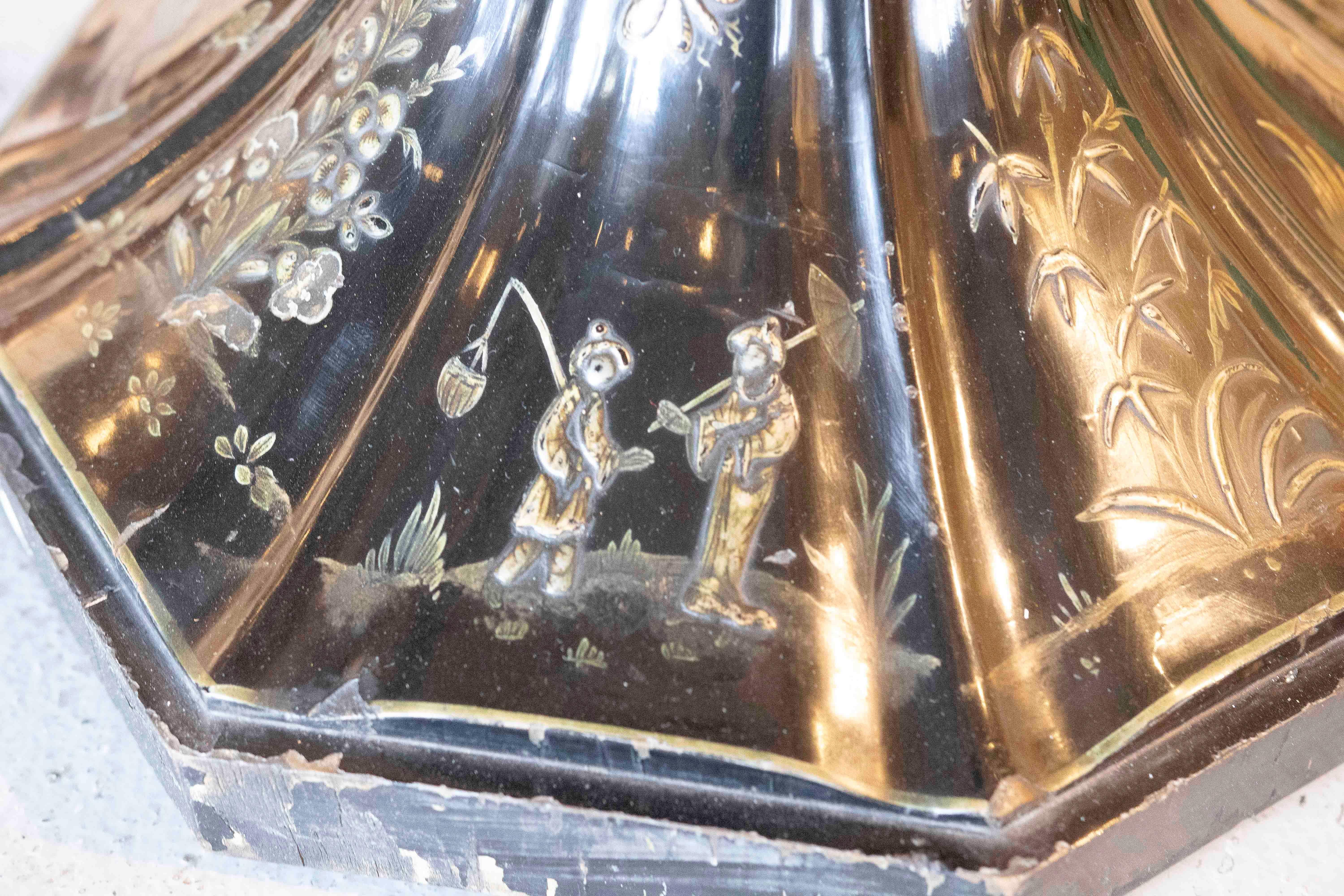Lampada da terra laccata nera Chinoiserie con tavolo rotondo a mezza altezza in vendita 4