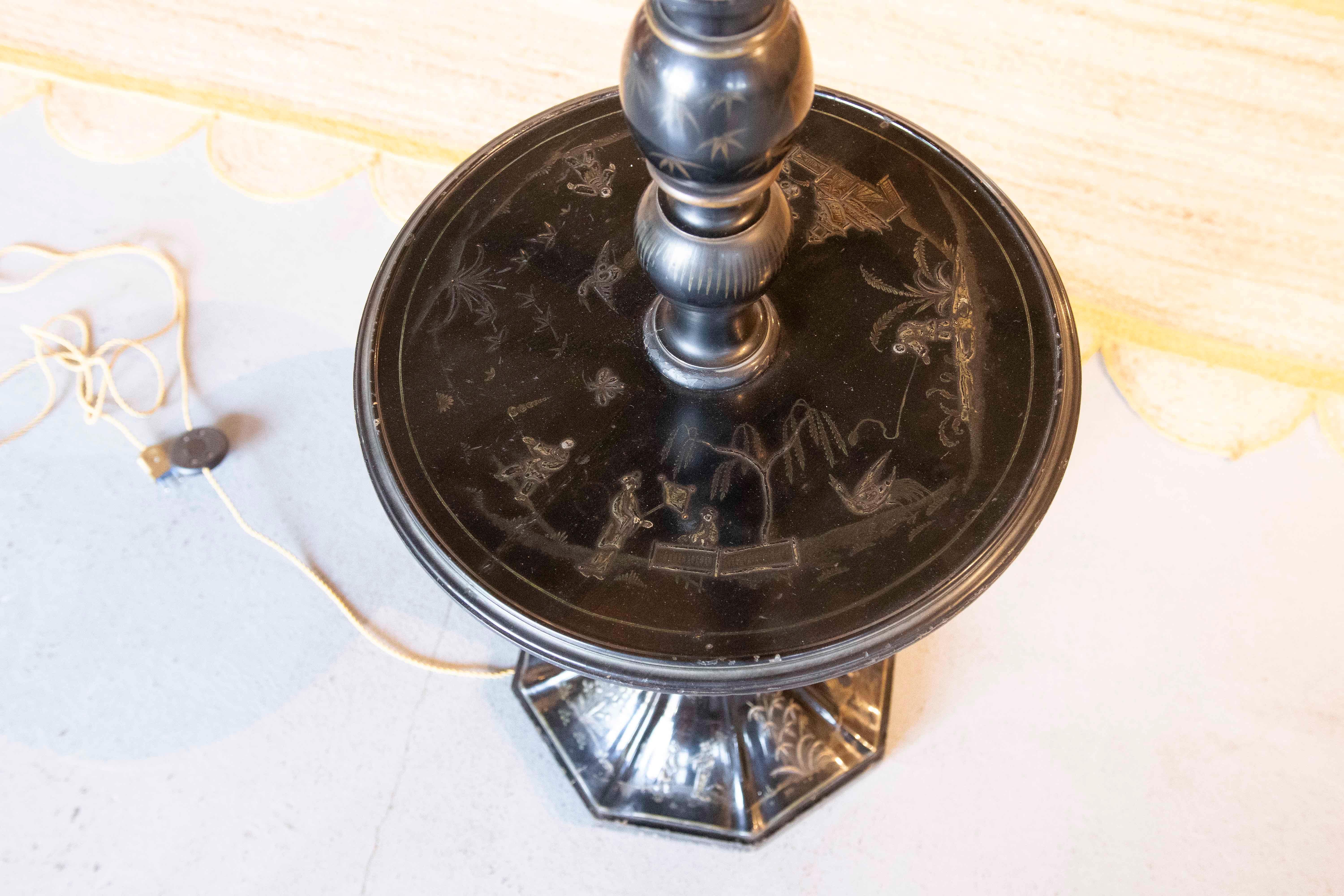 Lampada da terra laccata nera Chinoiserie con tavolo rotondo a mezza altezza in vendita 5