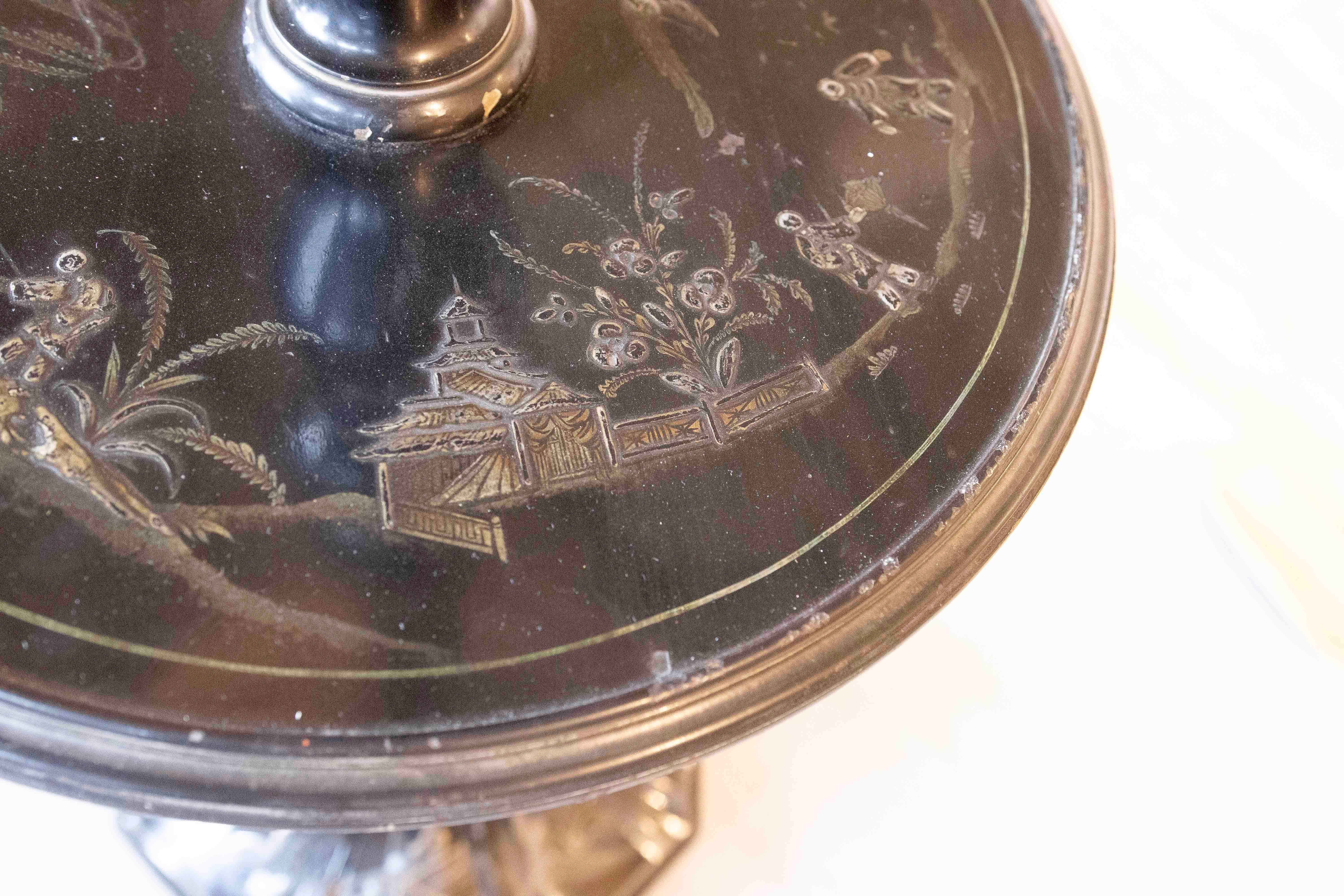 Lampada da terra laccata nera Chinoiserie con tavolo rotondo a mezza altezza in vendita 6