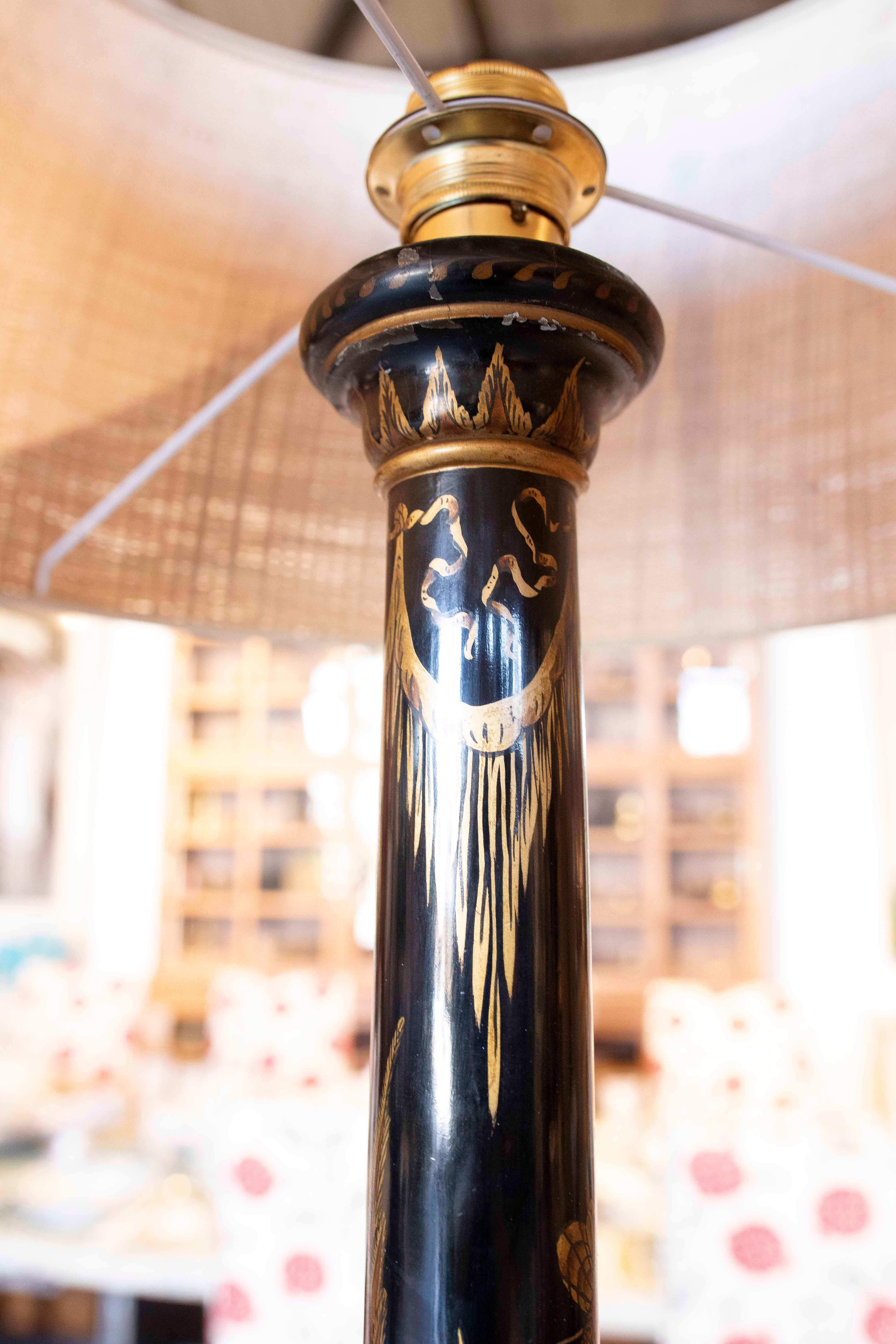 Lampada da terra laccata nera Chinoiserie con tavolo rotondo a mezza altezza in vendita 8