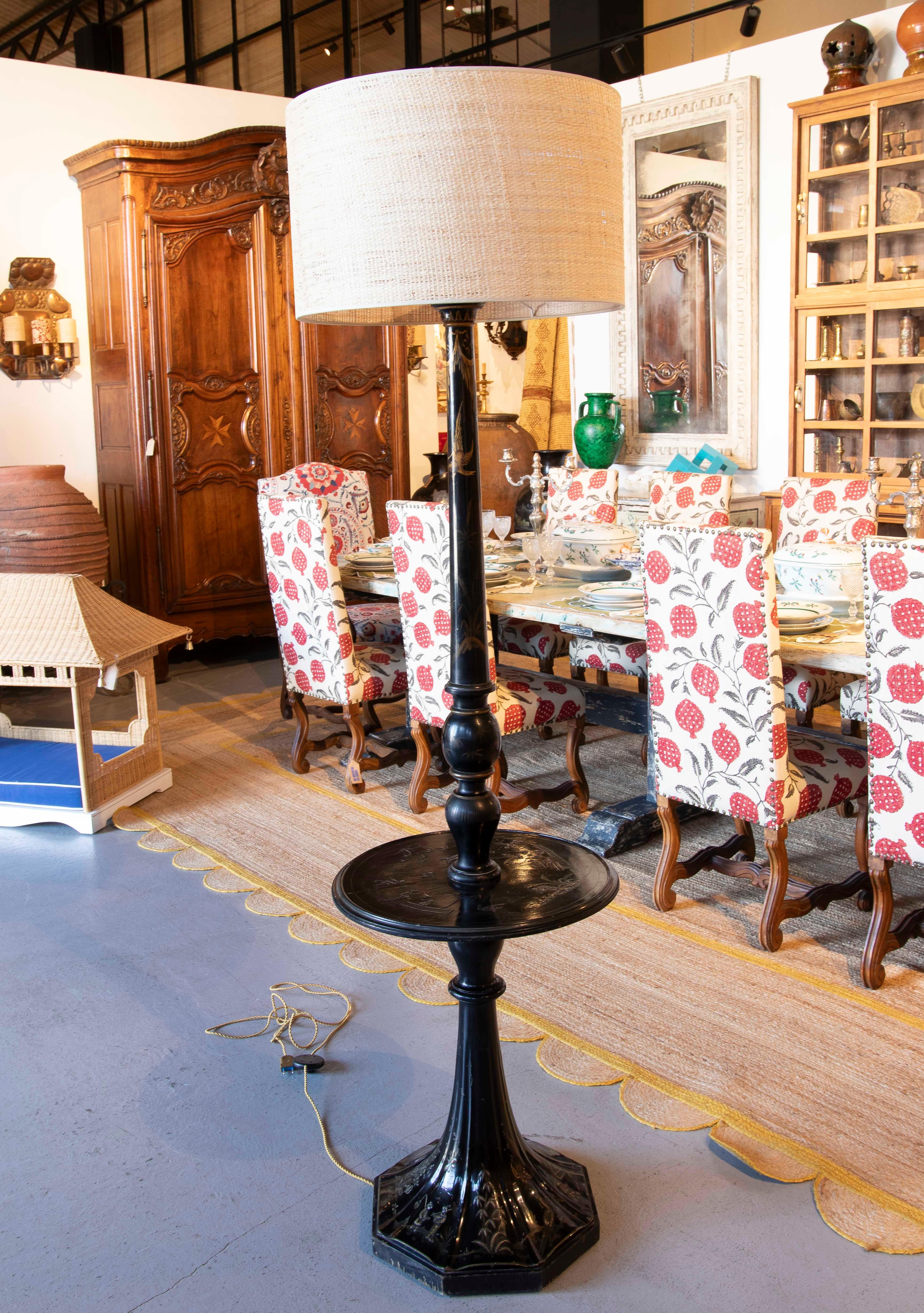 Inglese Lampada da terra laccata nera Chinoiserie con tavolo rotondo a mezza altezza in vendita
