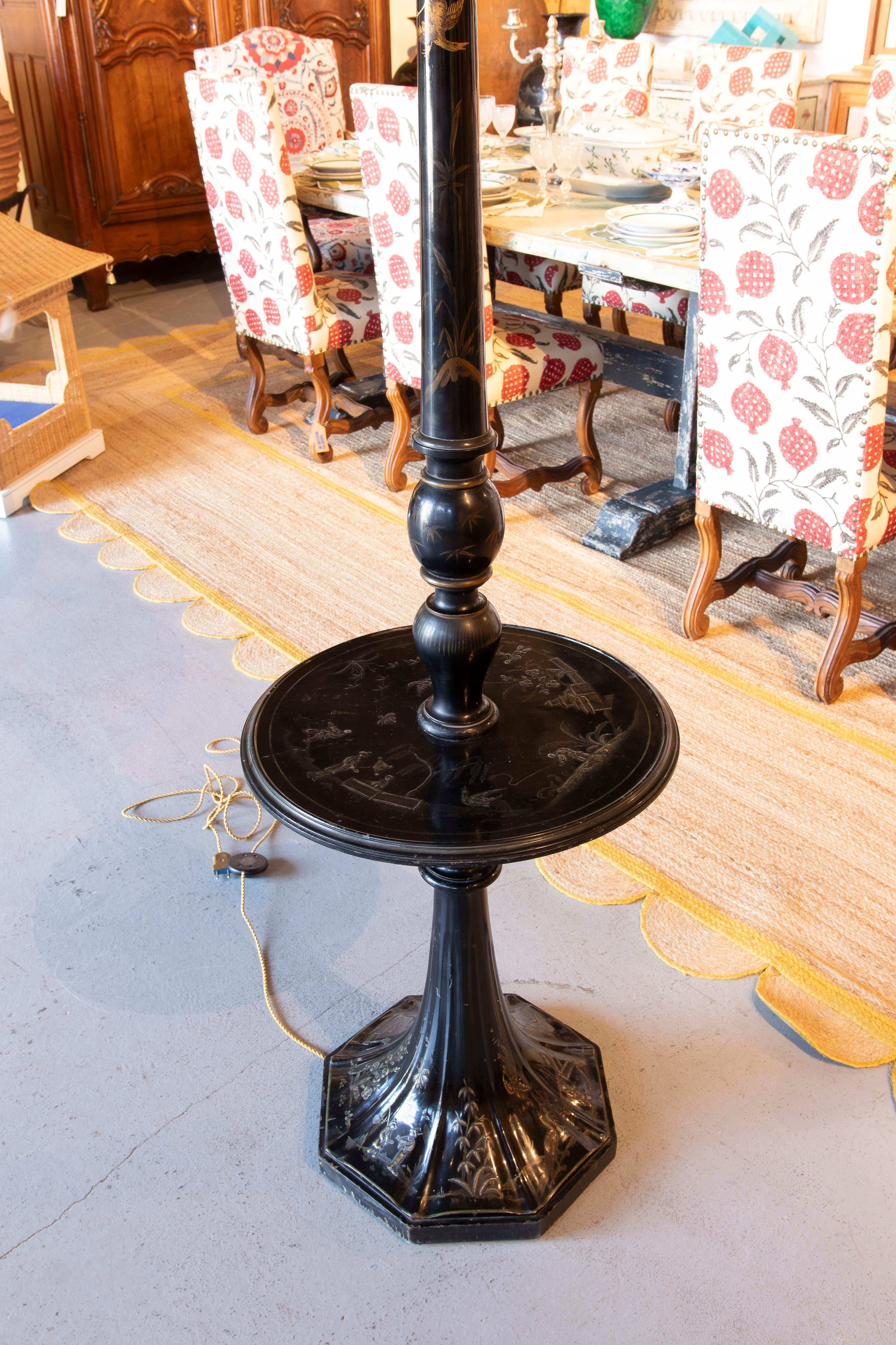 Laccato Lampada da terra laccata nera Chinoiserie con tavolo rotondo a mezza altezza in vendita