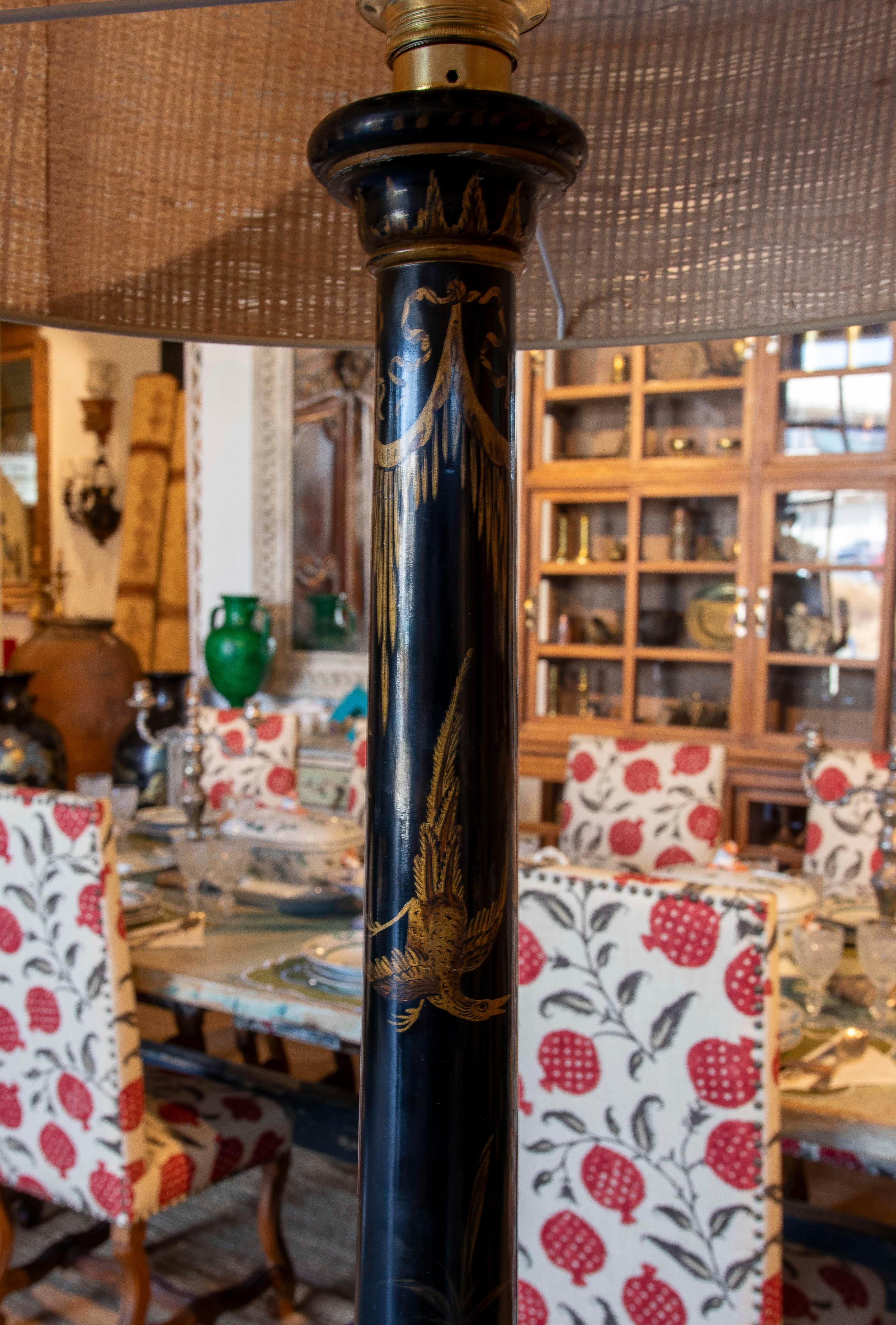 Lampada da terra laccata nera Chinoiserie con tavolo rotondo a mezza altezza In condizioni buone in vendita a Marbella, ES