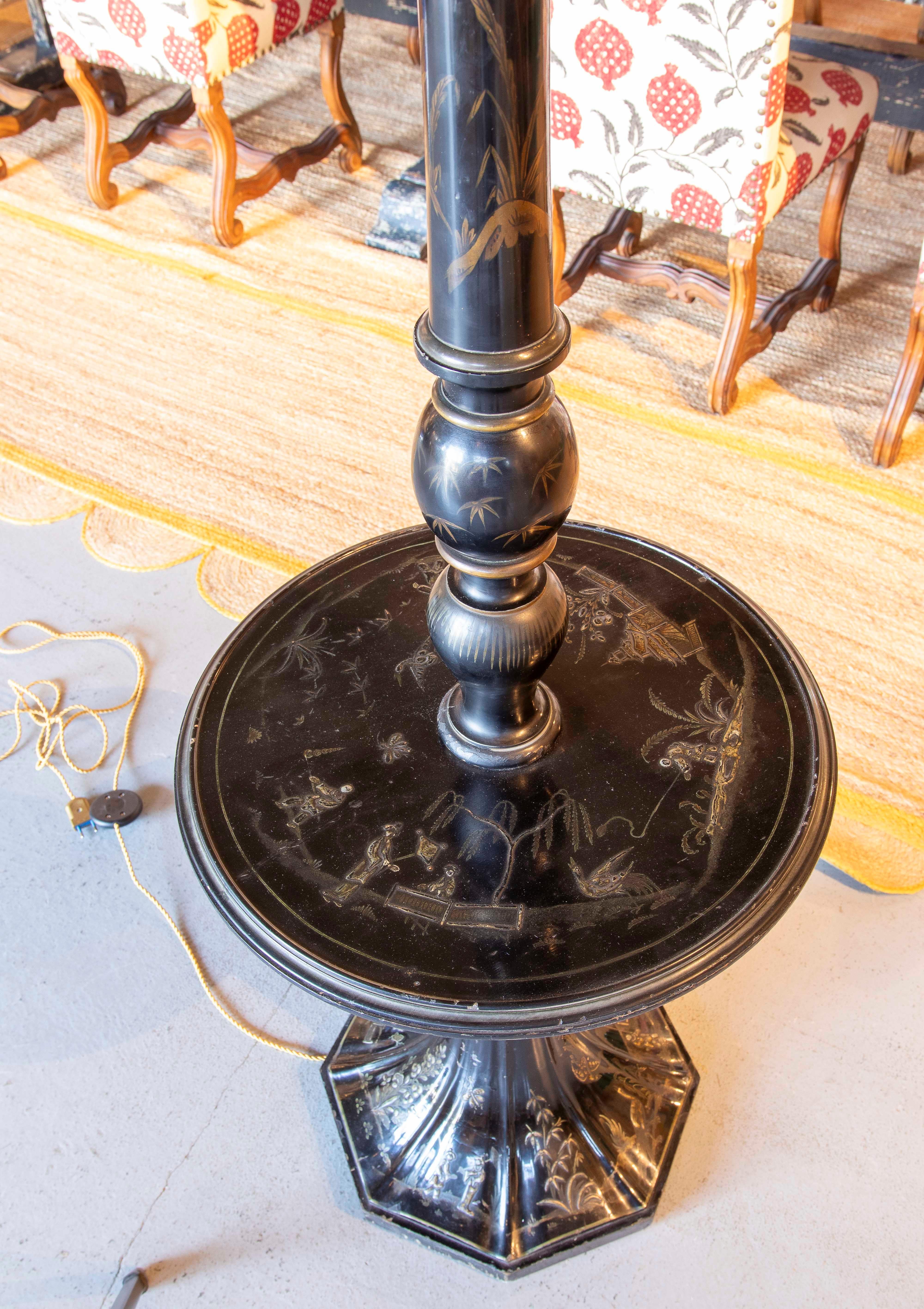 XX secolo Lampada da terra laccata nera Chinoiserie con tavolo rotondo a mezza altezza in vendita