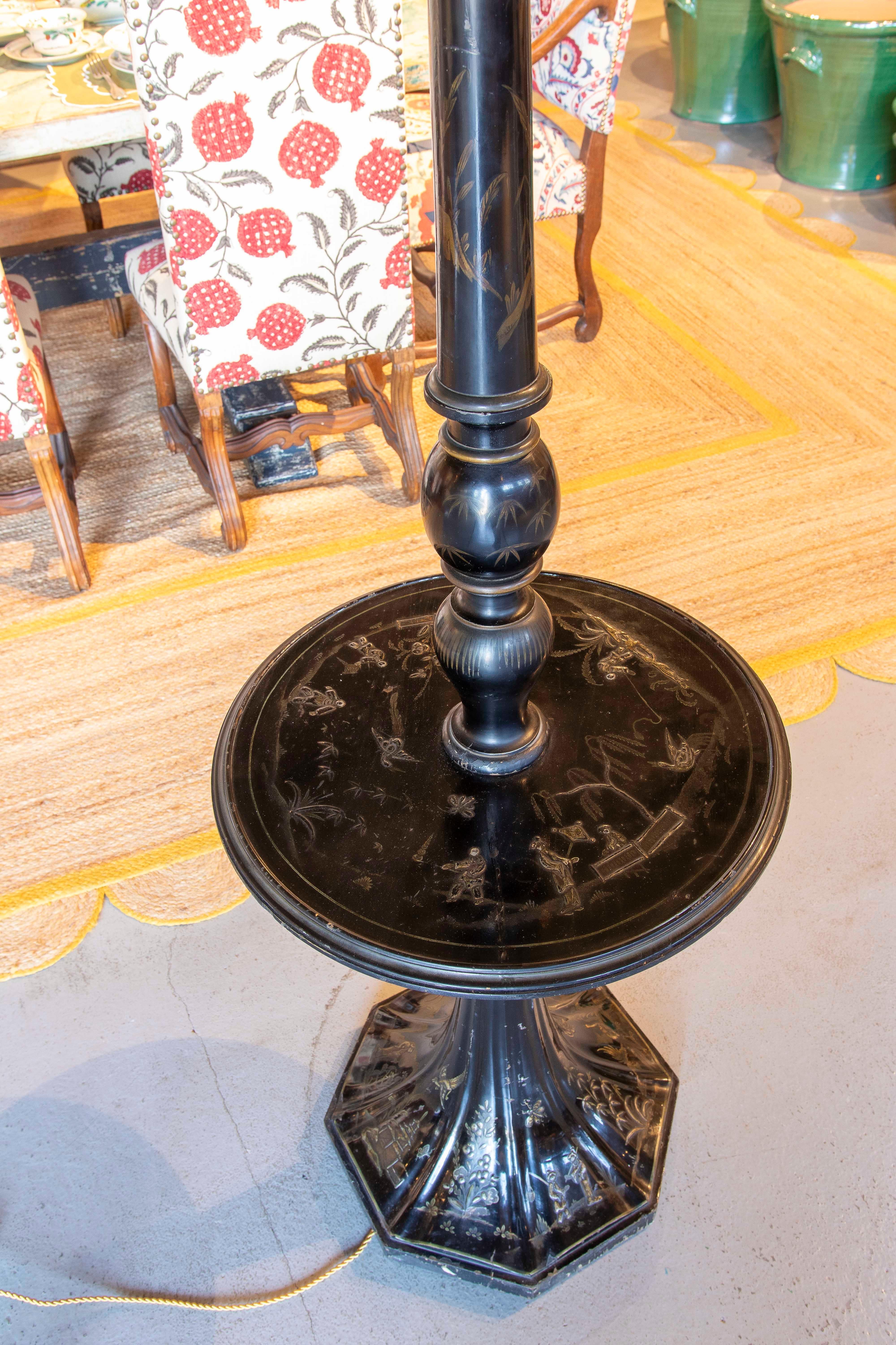 Legno Lampada da terra laccata nera Chinoiserie con tavolo rotondo a mezza altezza in vendita