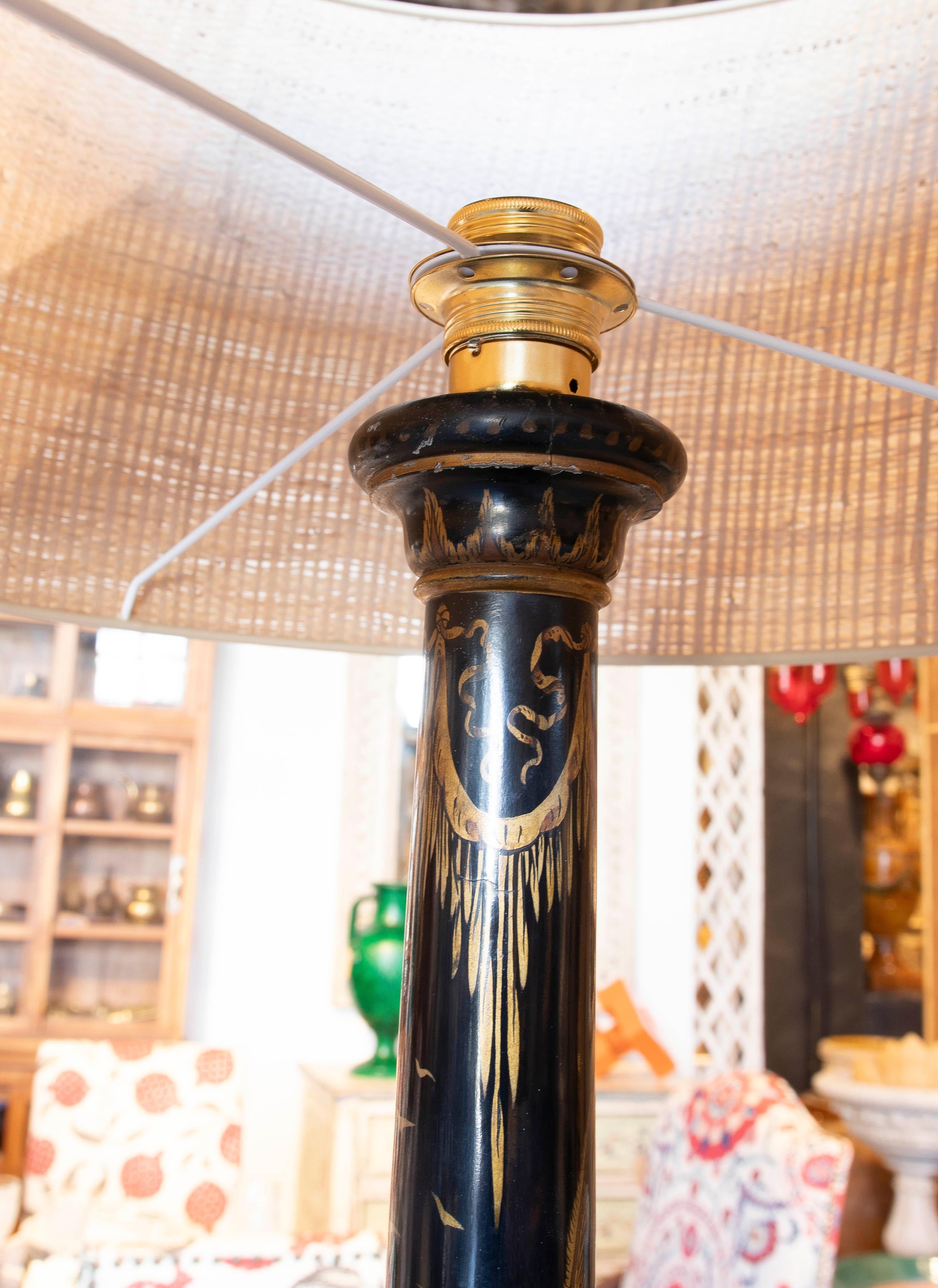 Lampada da terra laccata nera Chinoiserie con tavolo rotondo a mezza altezza in vendita 1