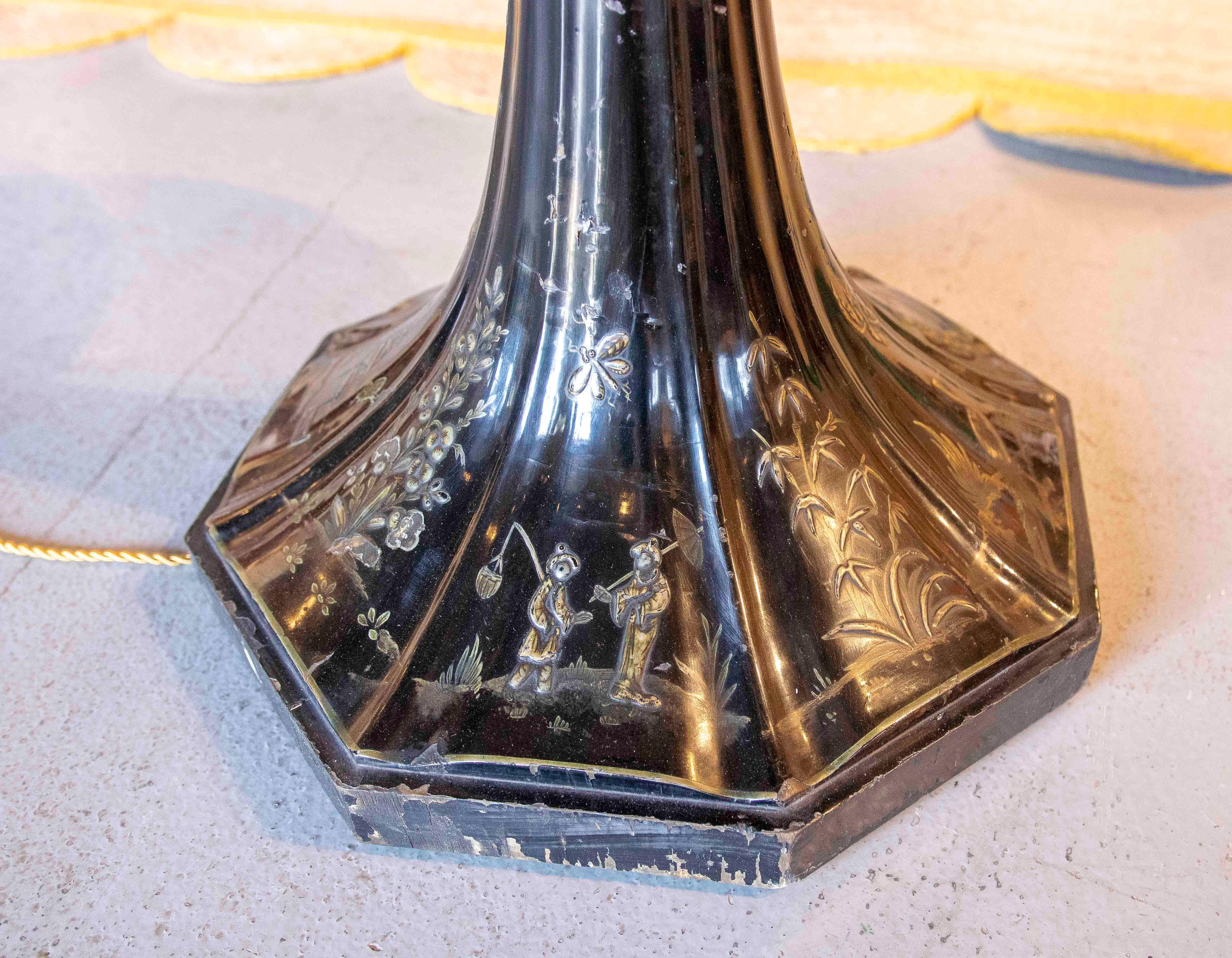 Lampada da terra laccata nera Chinoiserie con tavolo rotondo a mezza altezza in vendita 2