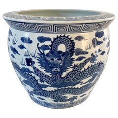 Fischschwanz-Pflanzgefäß aus blauem und weißem Drachenporzellan der Chinoiserie