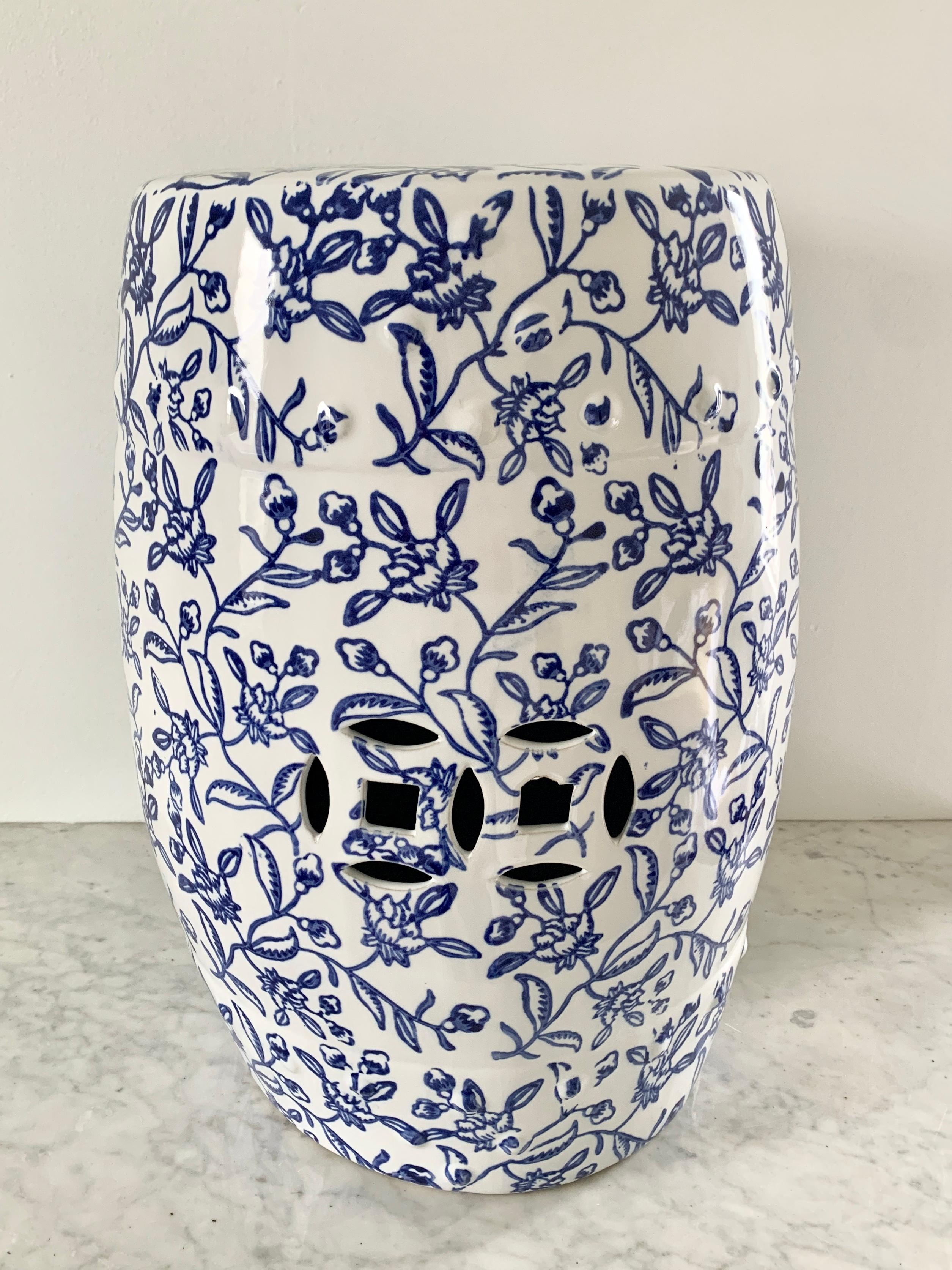 A gorgeous chinoiserie blue and white porcelain garden stool, plant stand, or small side table featuring floral designs. 

China, Late 20th century

Measures: 12.75