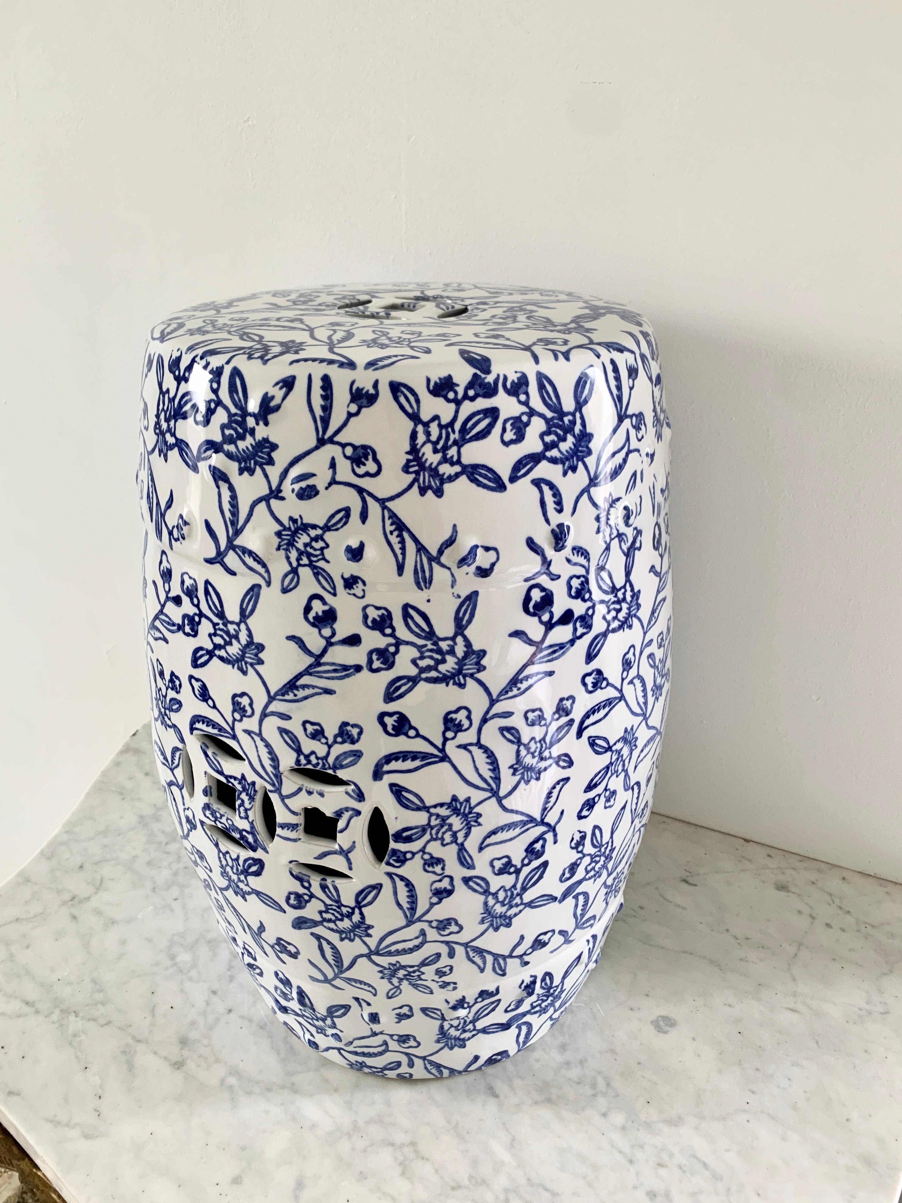 Chinoiserie Blue and White Floral Porcelain Garden Stool In Good Condition In Elkhart, IN