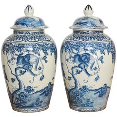 Pots à gingembre bleu et blanc avec singes de la Chinoiserie