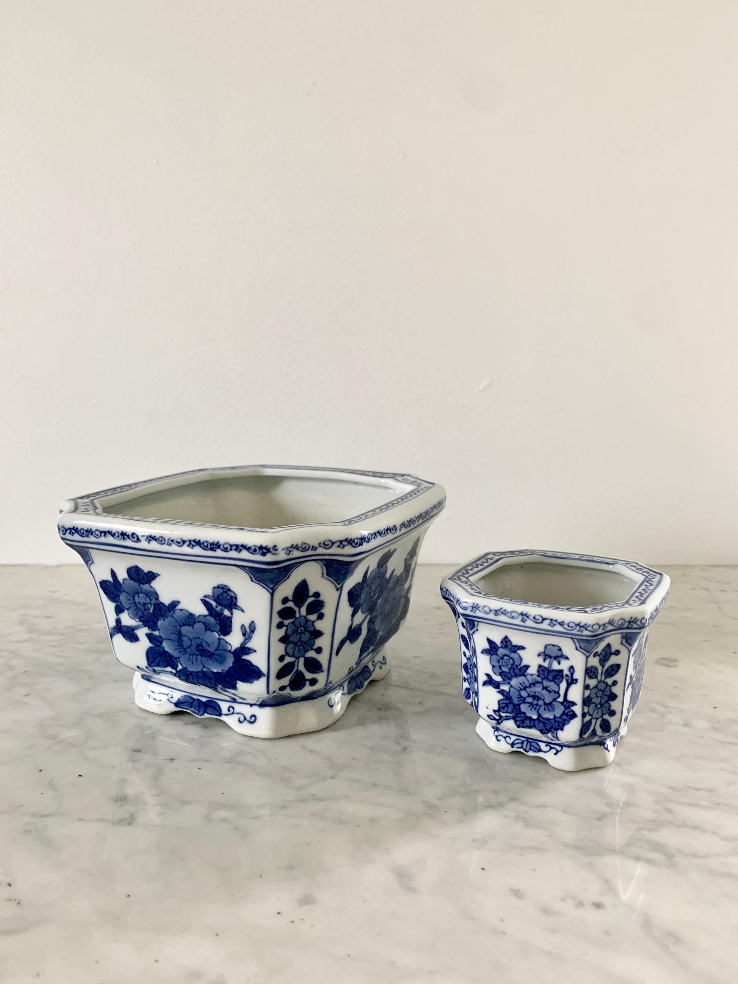 A gorgeous Chinoiserie blue and white porcelain cachepot planter

Circa late 20th century

Large Measures: 7