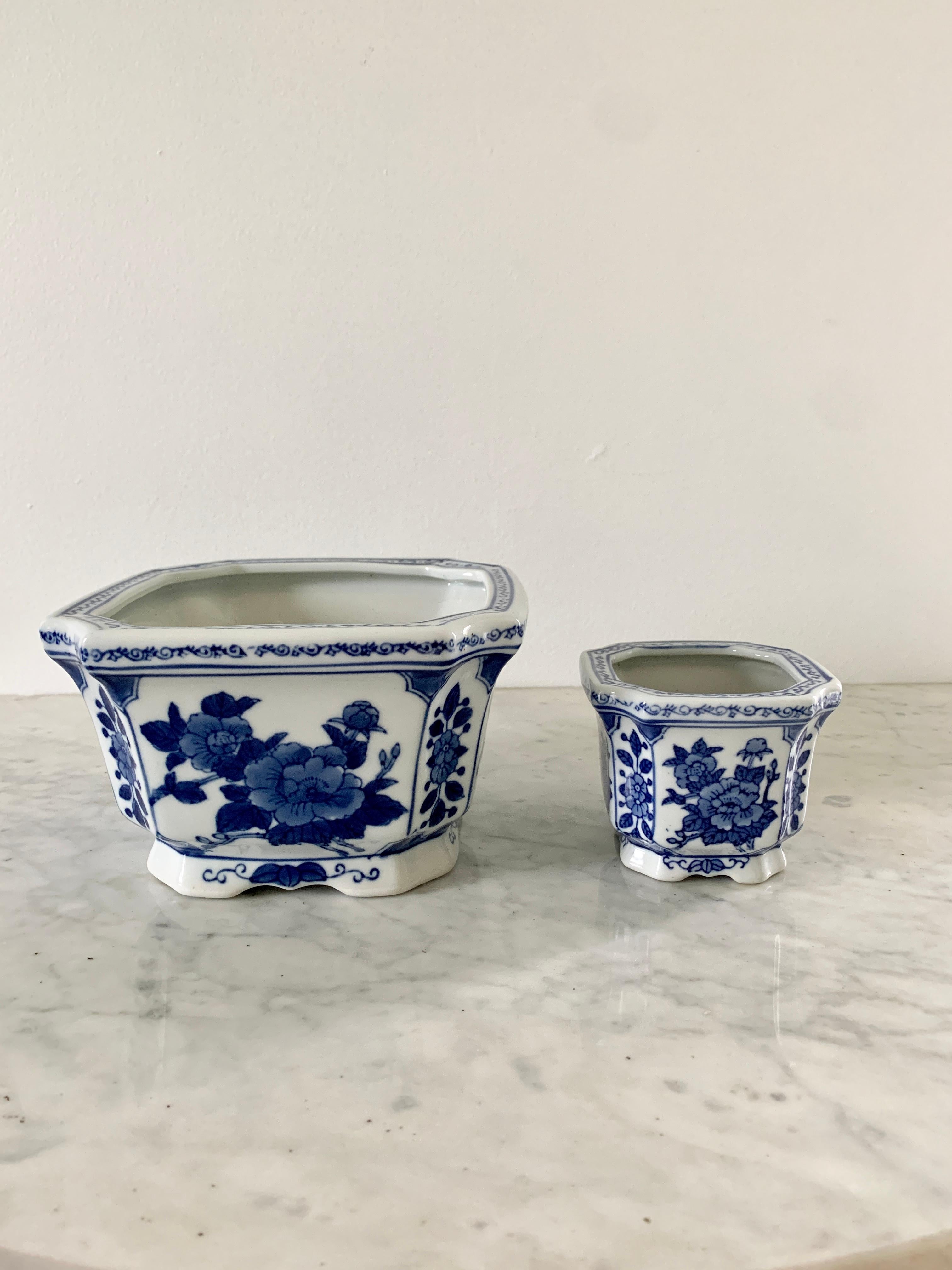 Chinoiserie Blue and White Porcelain Cachepot Planters, Pair In Good Condition In Elkhart, IN