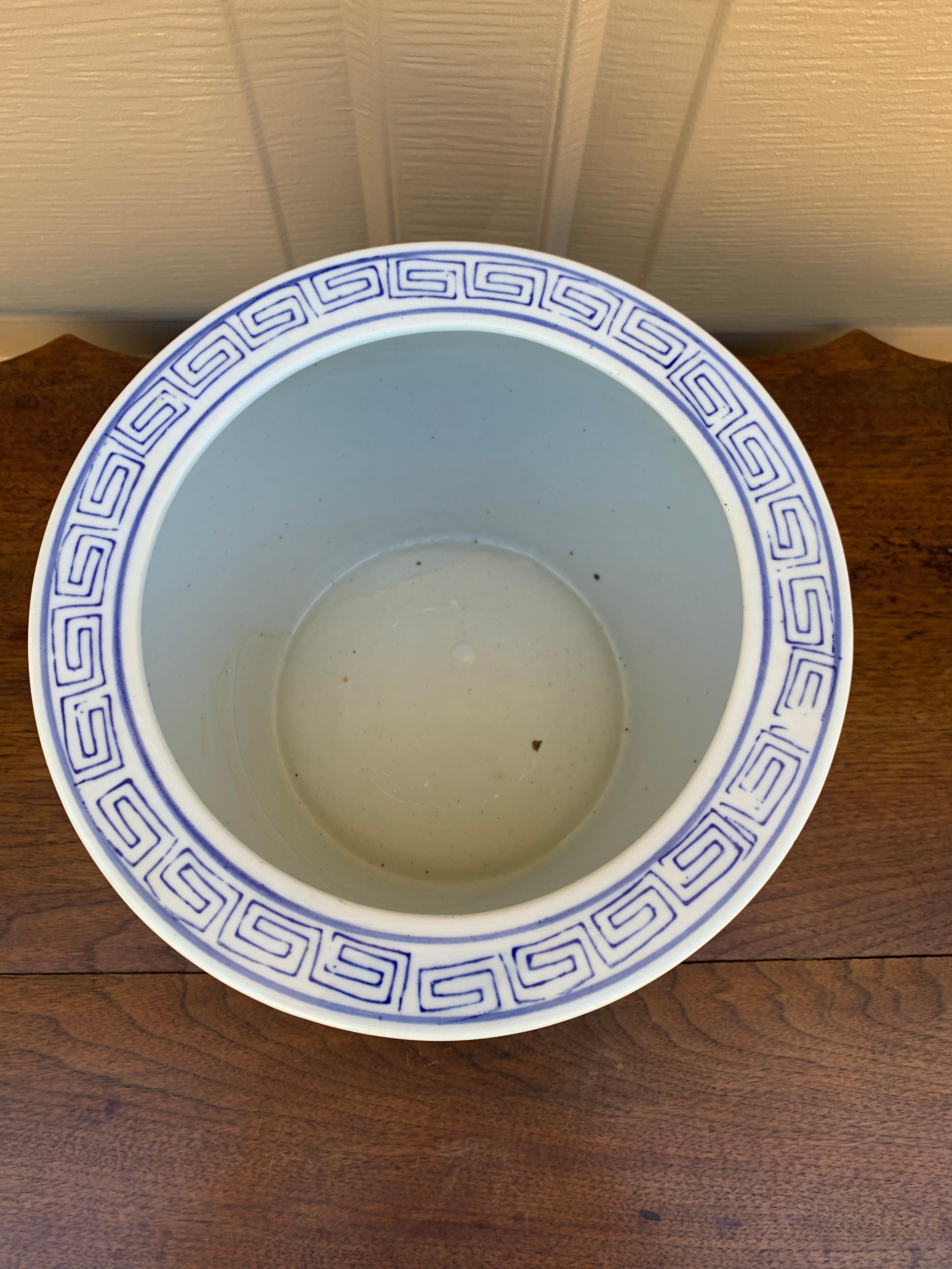 Jardinière chinoiseries en porcelaine bleue et blanche en vente 4