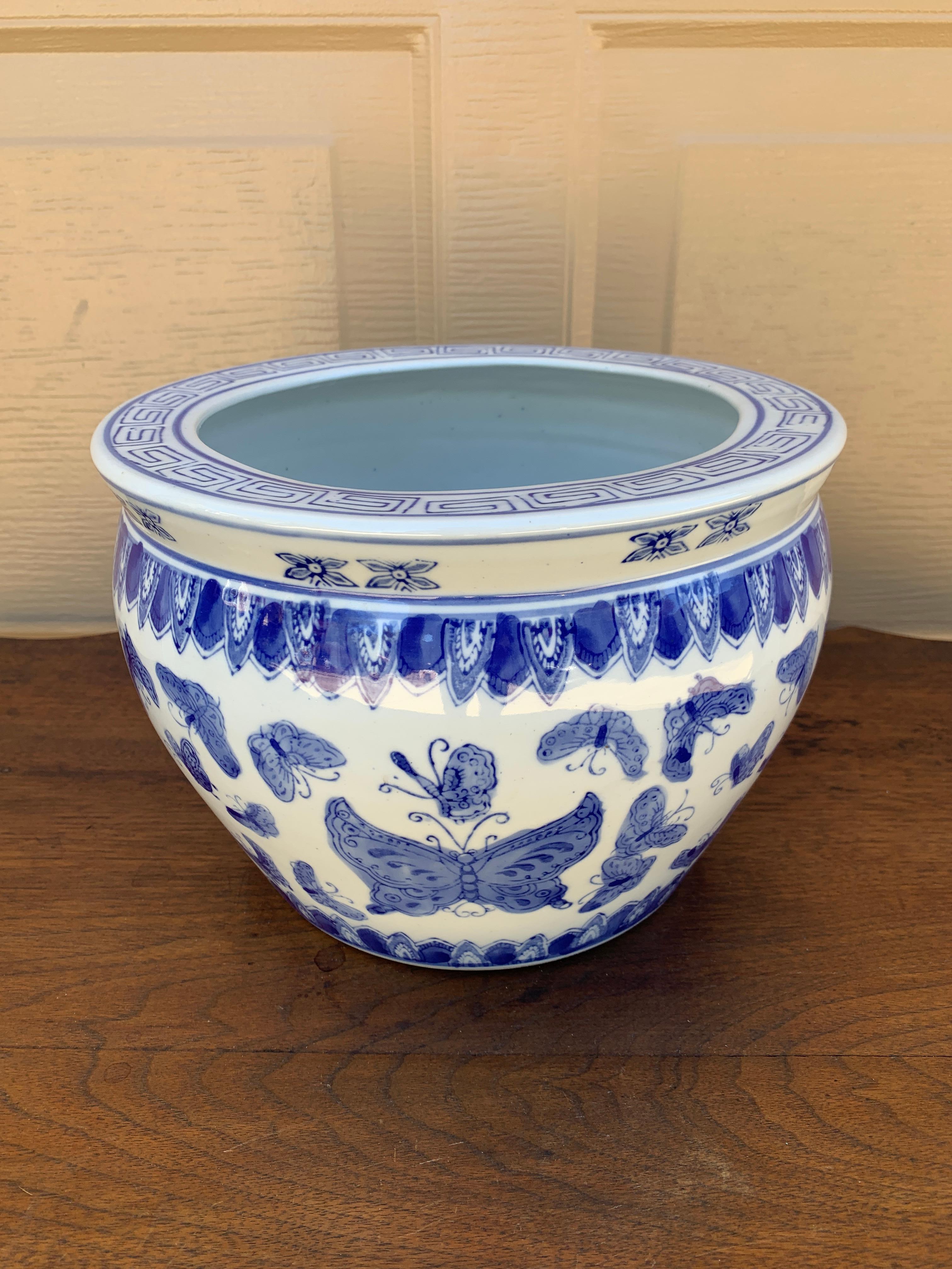 Magnifique jardinière en porcelaine bleue et blanche de Chinoiserie avec papillons.

Chine, Circa late 20th century

Mesures : 9,63 