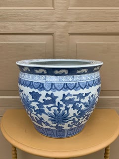 Chinoiserie-Pflanzgefäß aus blauem und weißem Porzellan