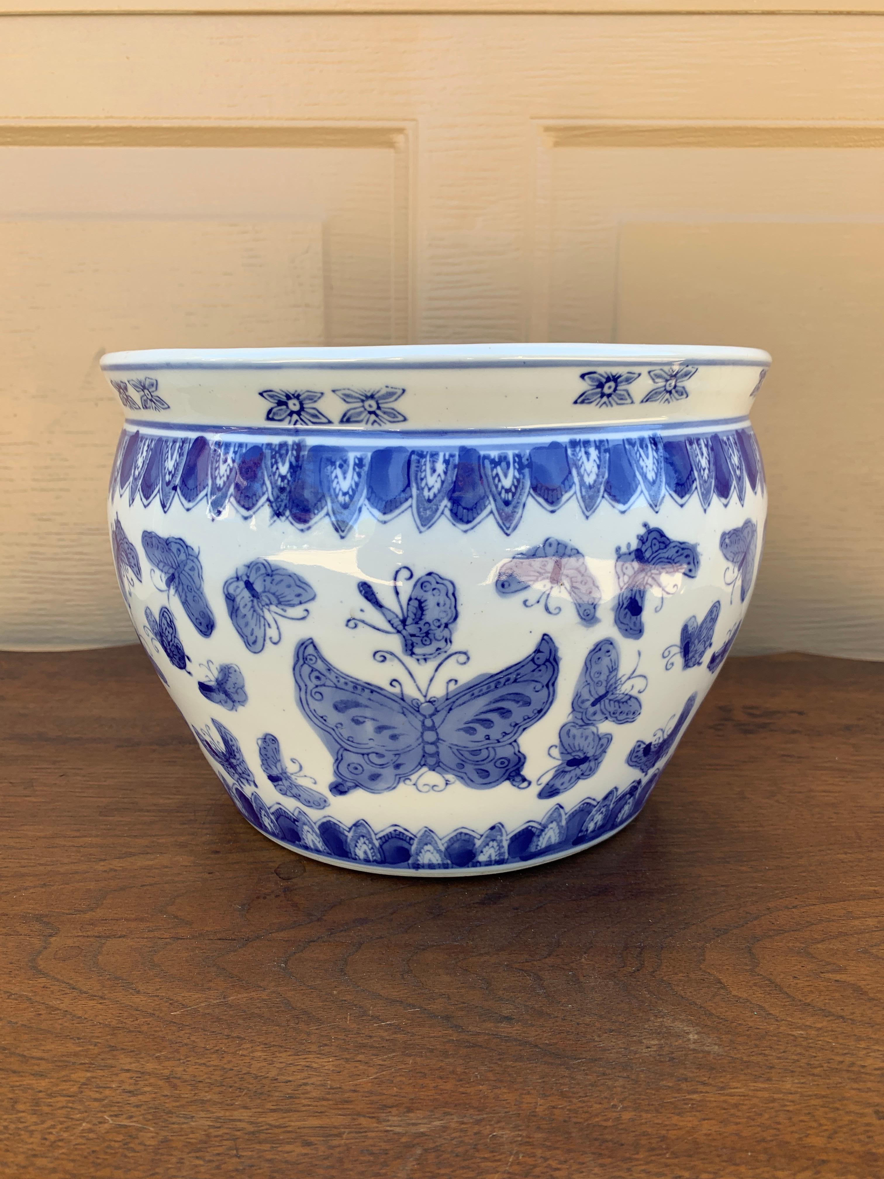 Chinoiseries Jardinière chinoiseries en porcelaine bleue et blanche en vente