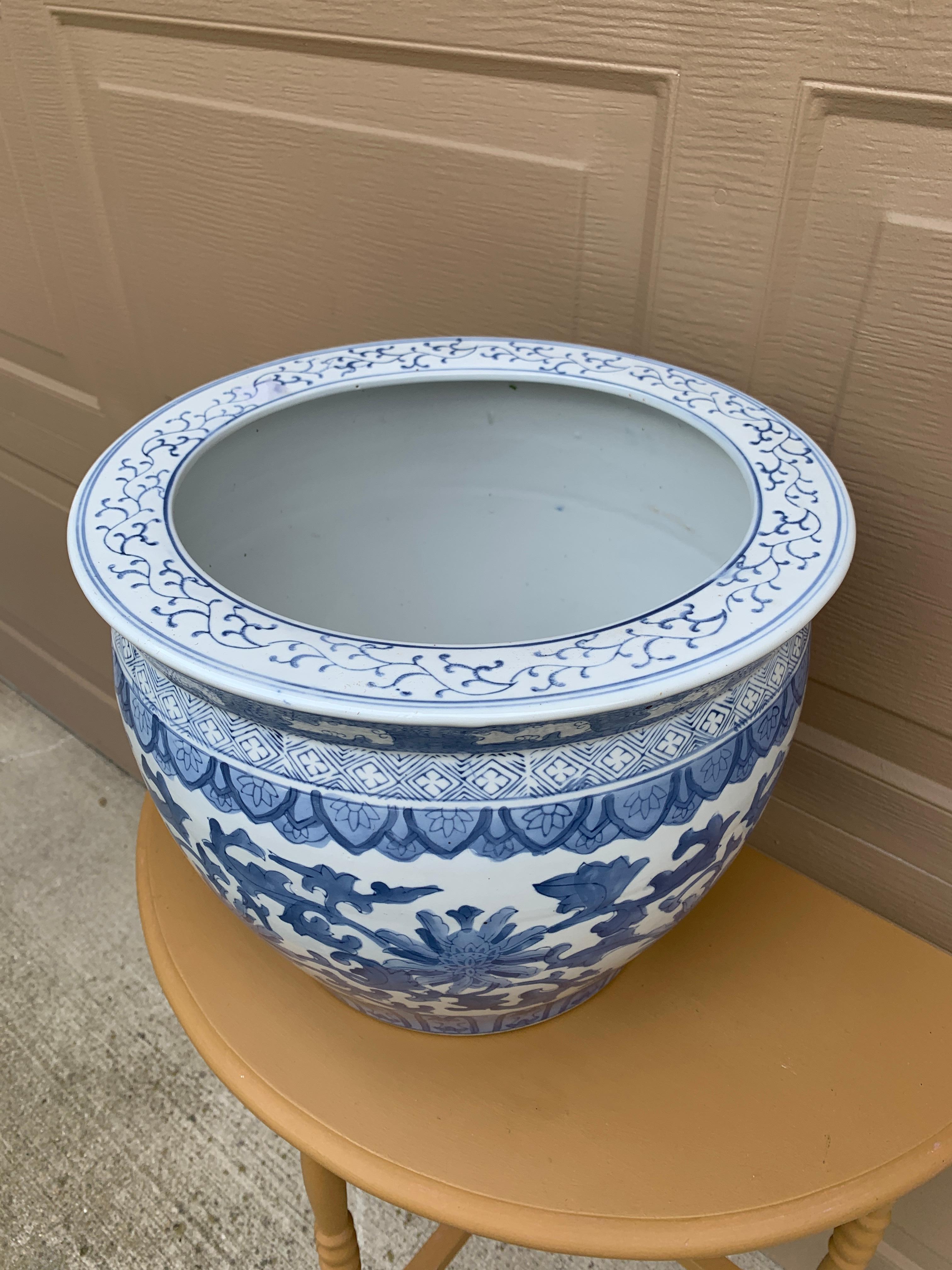 Chinoiserie Blue and White Porcelain Fishbowl Planter In Good Condition For Sale In Elkhart, IN