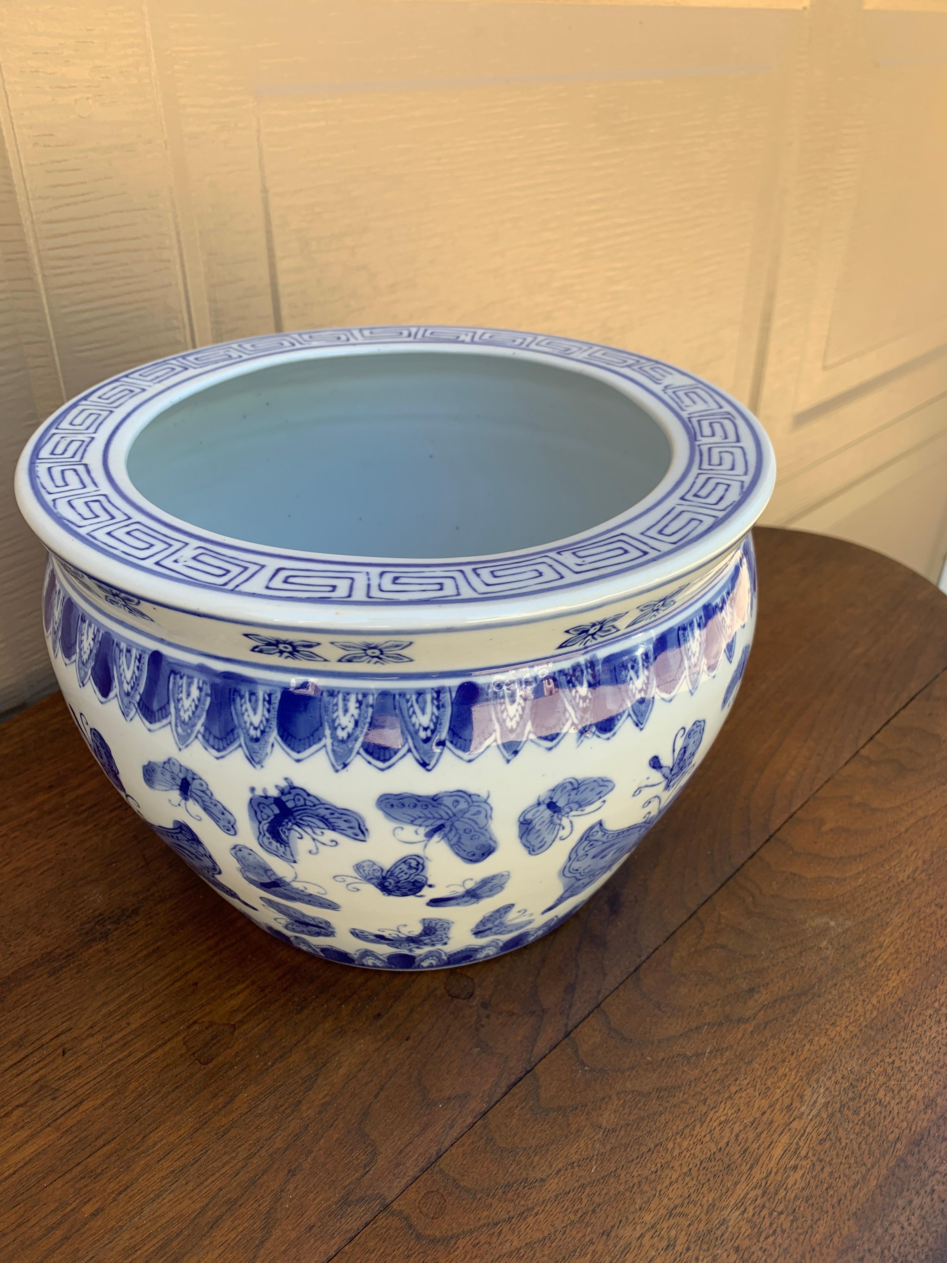 20ième siècle Jardinière chinoiseries en porcelaine bleue et blanche en vente