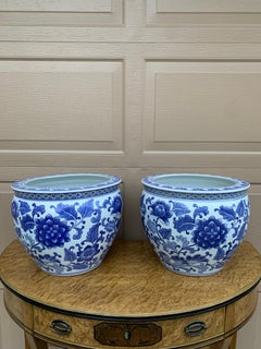 Chinoiserie-Pflanzgefäße aus blauem und weißem Porzellan, Paar
