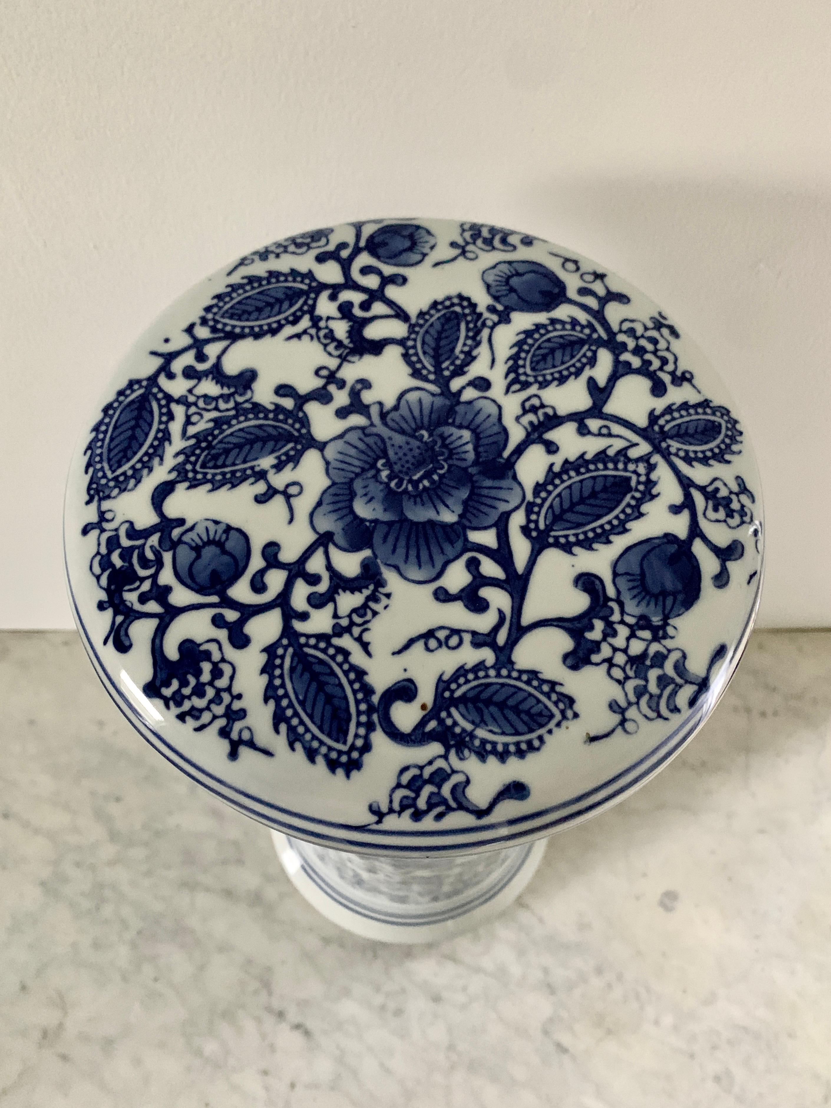 Ein wunderschöner blau-weißer Porzellan-Gartenhocker im Chinoiserie-Stil, Pflanzenständer oder kleiner Beistelltisch

Ende des 20. Jahrhunderts

Maße: 8,25 