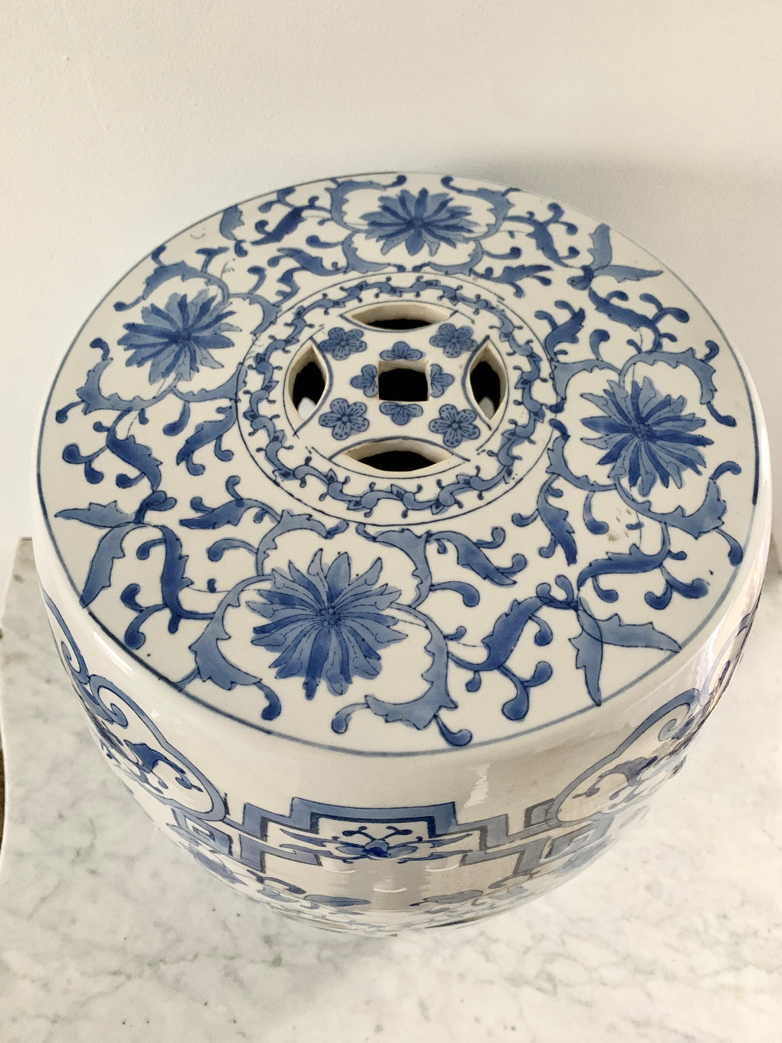 A gorgeous Chinoiserie blue and white porcelain garden stool, plant stand, or small side table featuring depictions of a dragon, a bird, and Greek Key borders. 

Late 20th century

Measures: 13