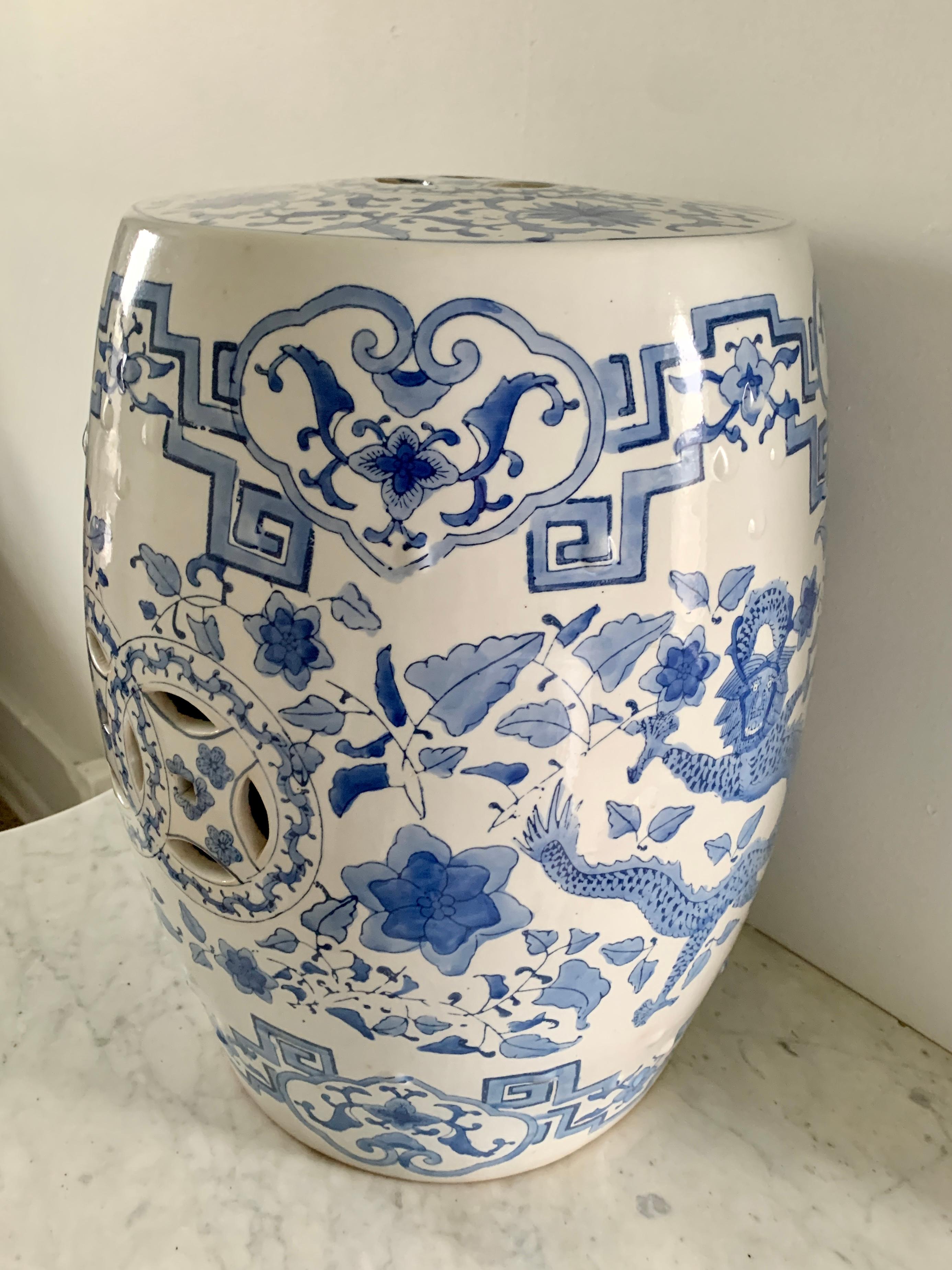 Chinoiserie Blue and White Porcelain Garden Stool In Good Condition In Elkhart, IN