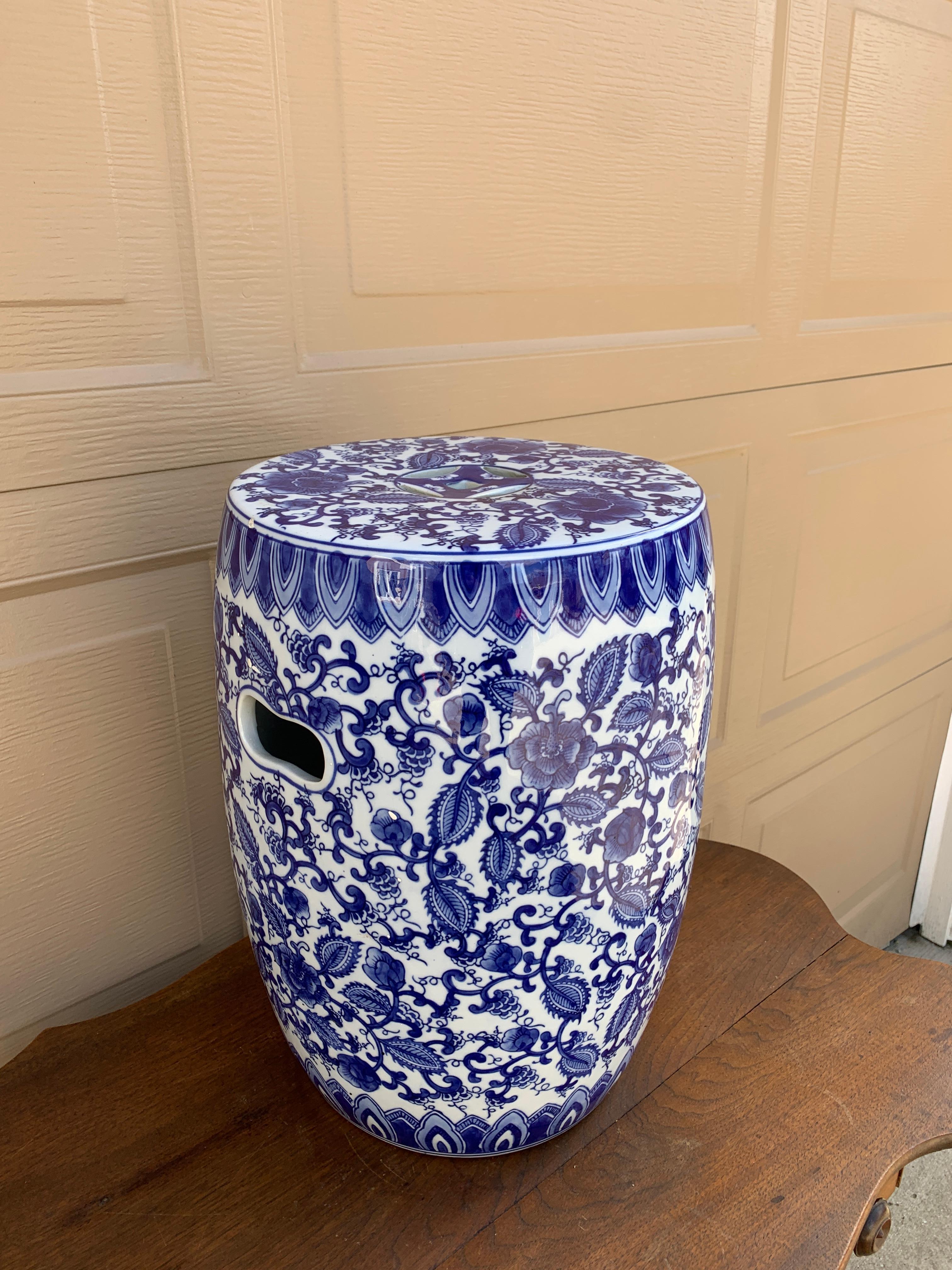 Chinoiserie Blue and White Porcelain Garden Stool In Good Condition For Sale In Elkhart, IN