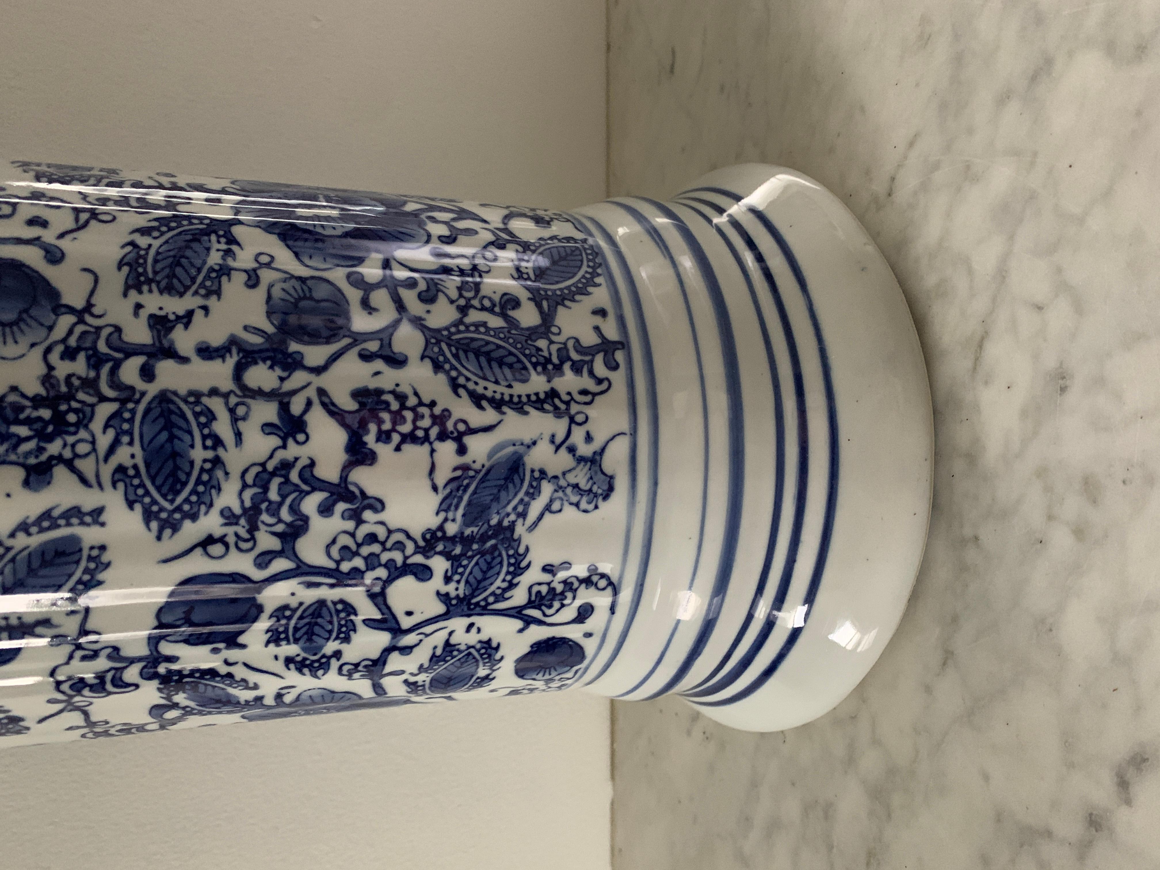 Chinoiserie-Gartenhocker aus blauem und weißem Porzellan im Angebot 1