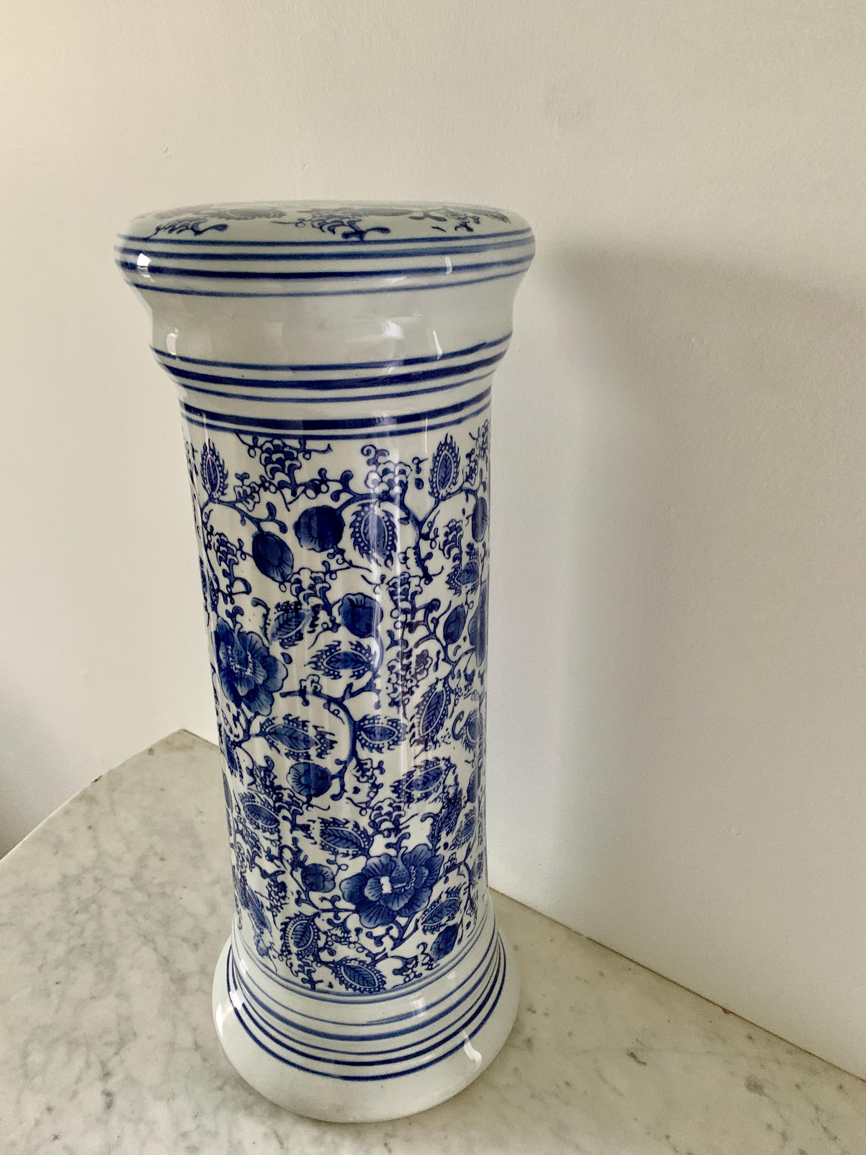 Chinoiserie-Gartenhocker aus blauem und weißem Porzellan im Angebot 2