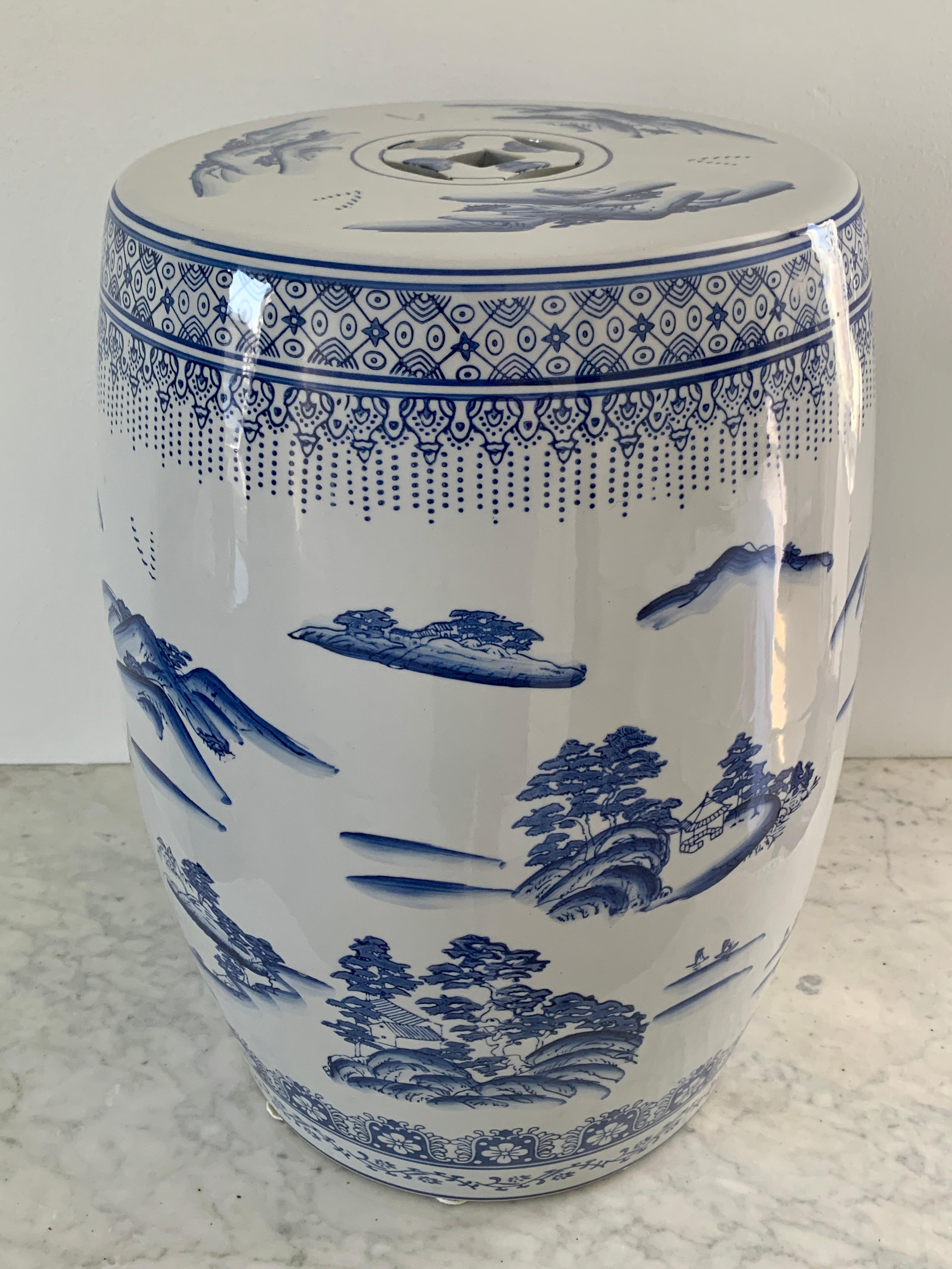 Chinoiserie-Gartenhocker aus blauem und weißem Porzellan im Angebot 1