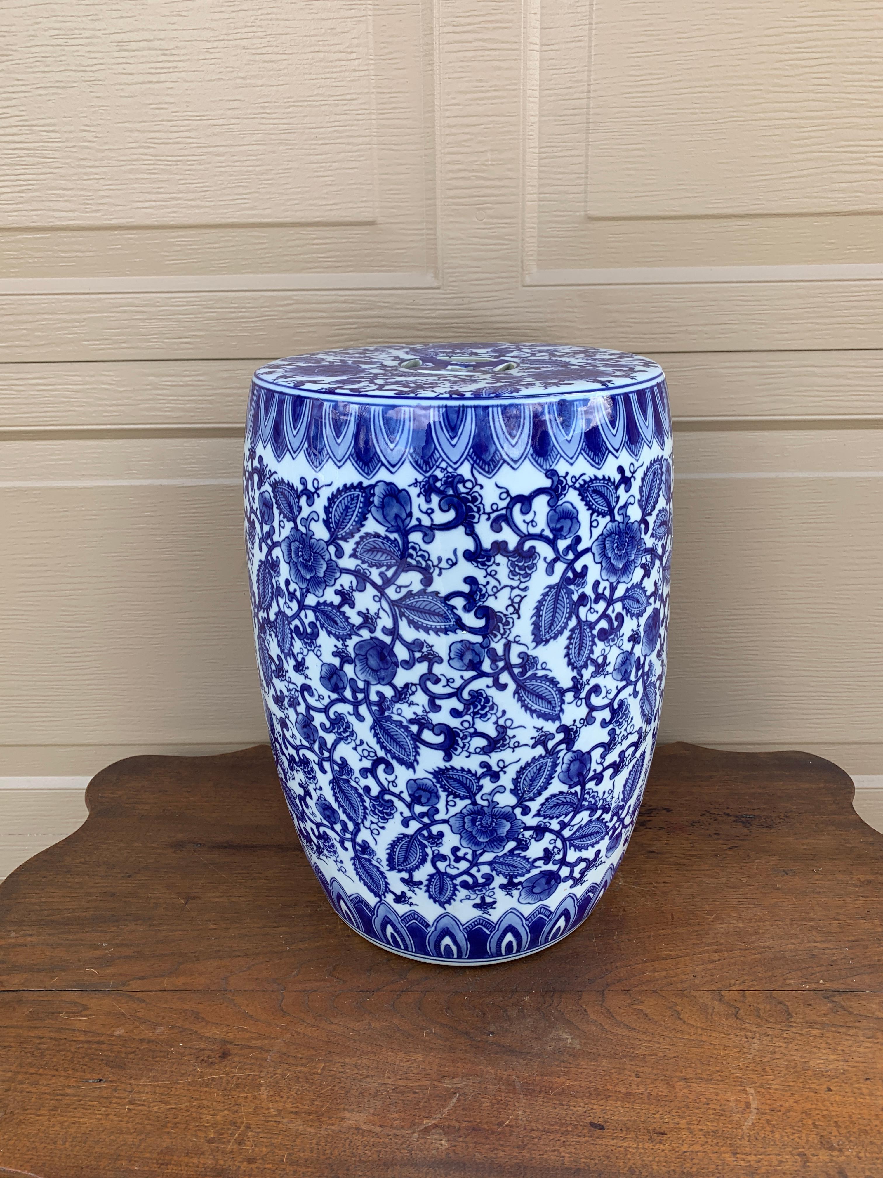 Chinoiserie Blue and White Porcelain Garden Stool For Sale 2