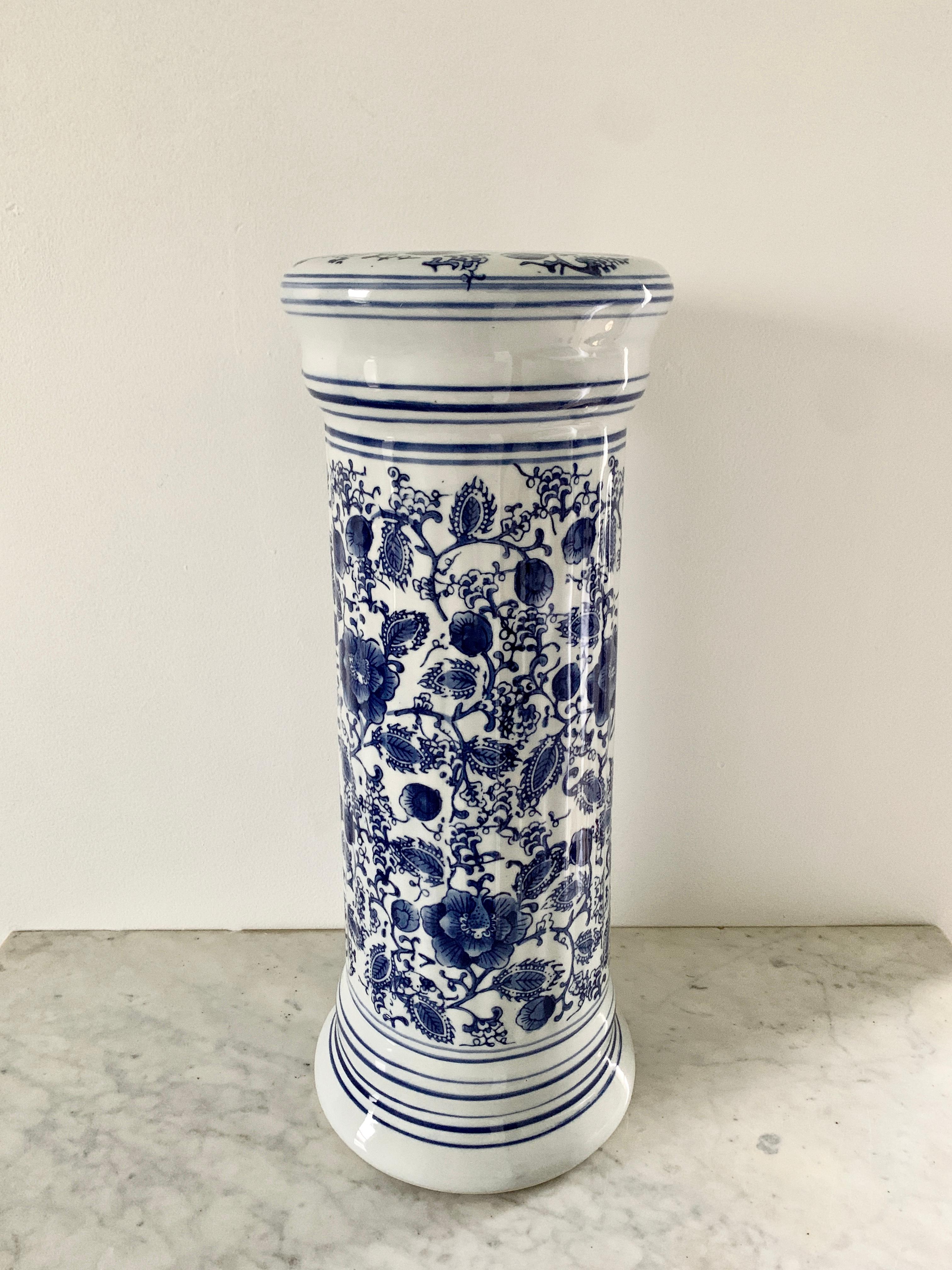 Chinoiserie-Gartenhocker aus blauem und weißem Porzellan im Angebot 4