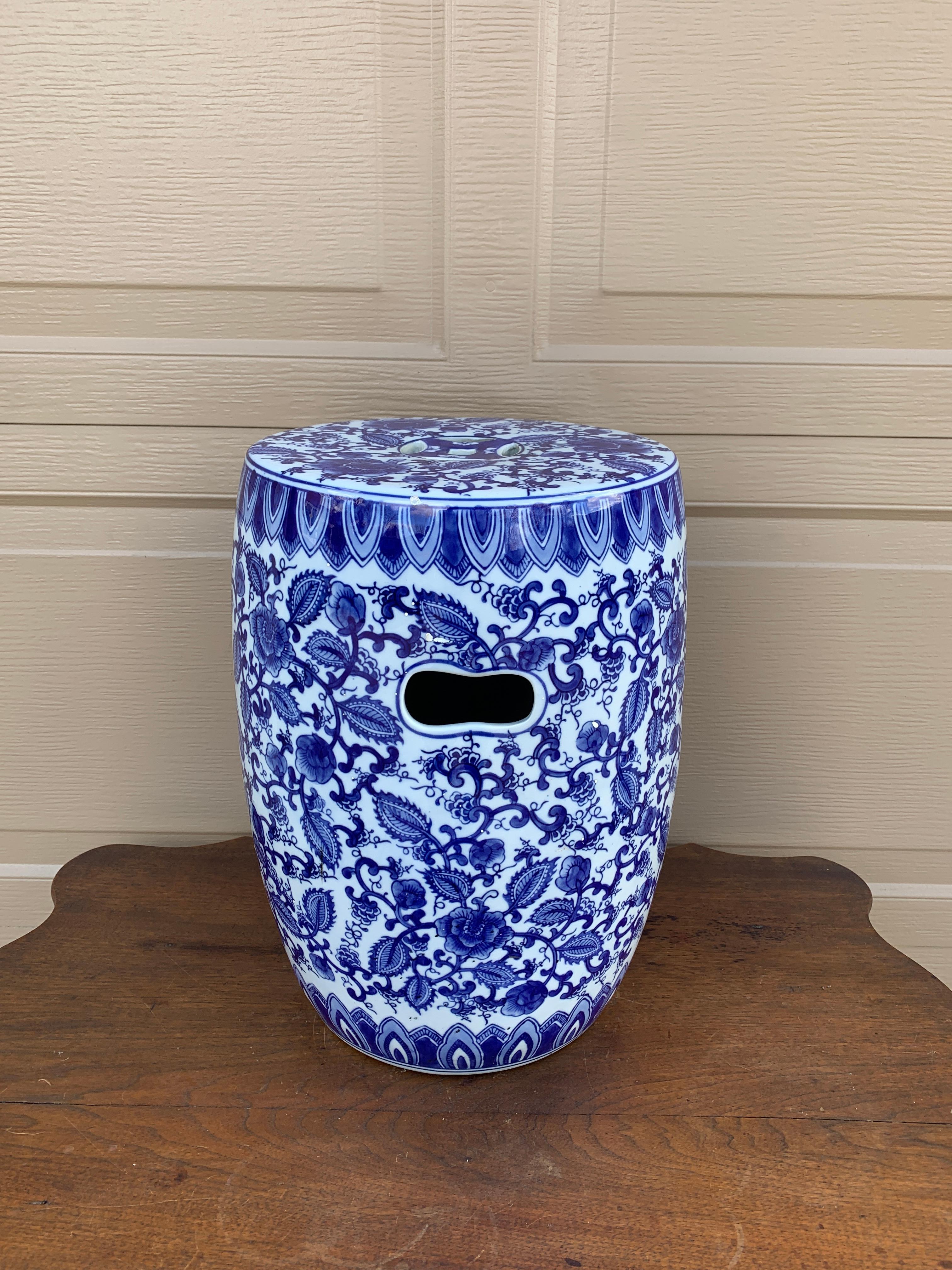 Chinoiserie Blue and White Porcelain Garden Stool For Sale 3