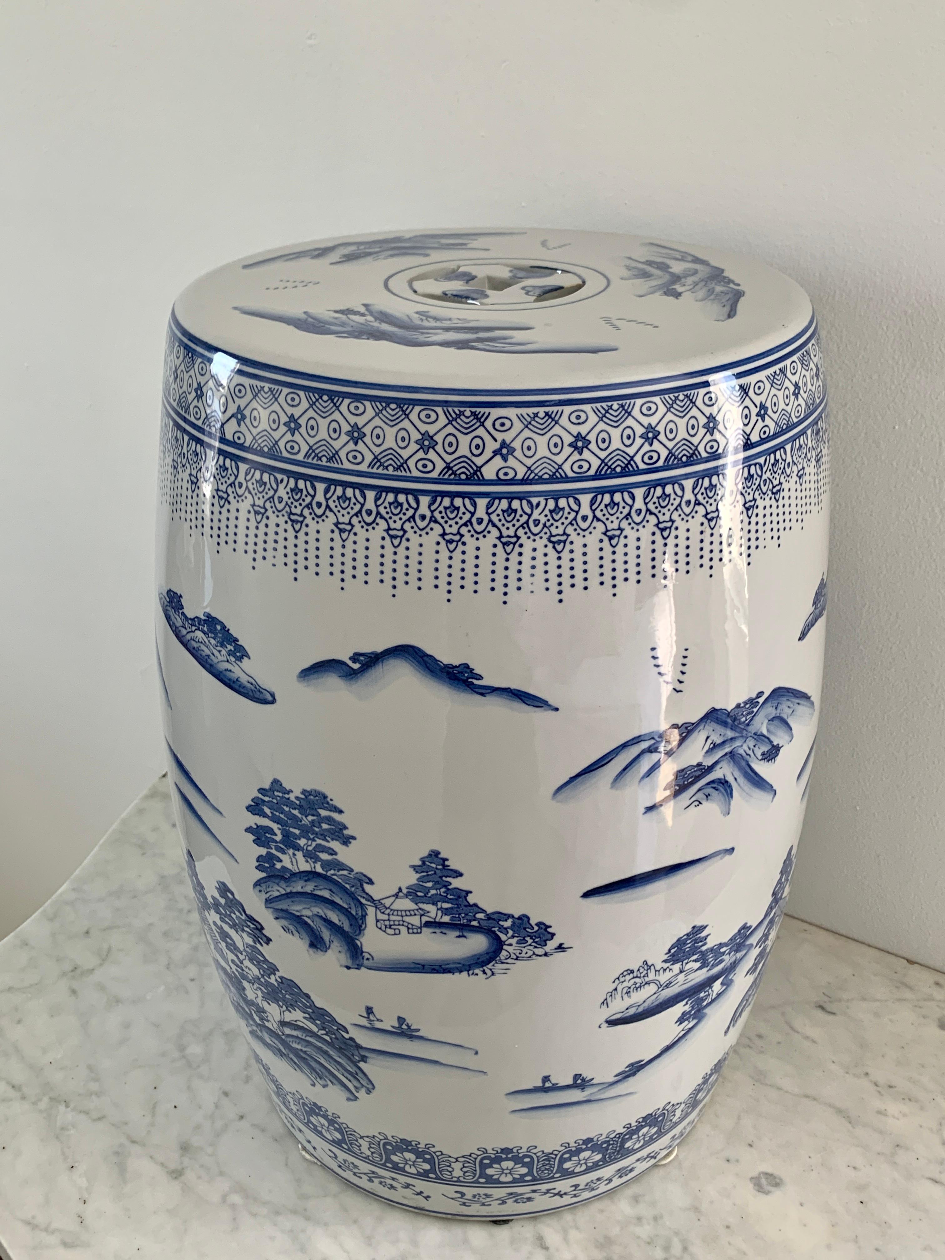 Chinoiserie-Gartenhocker aus blauem und weißem Porzellan im Angebot 4
