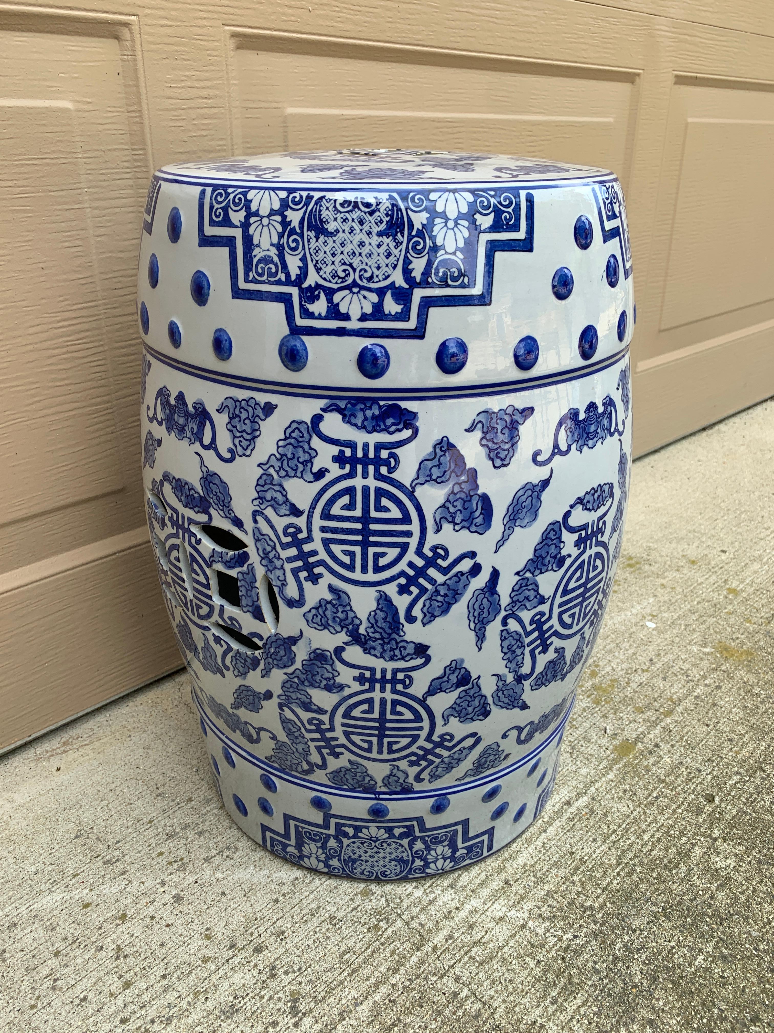 Tabouret de jardin ou table d'appoint chinoiseries en porcelaine bleue et blanche en vente 3