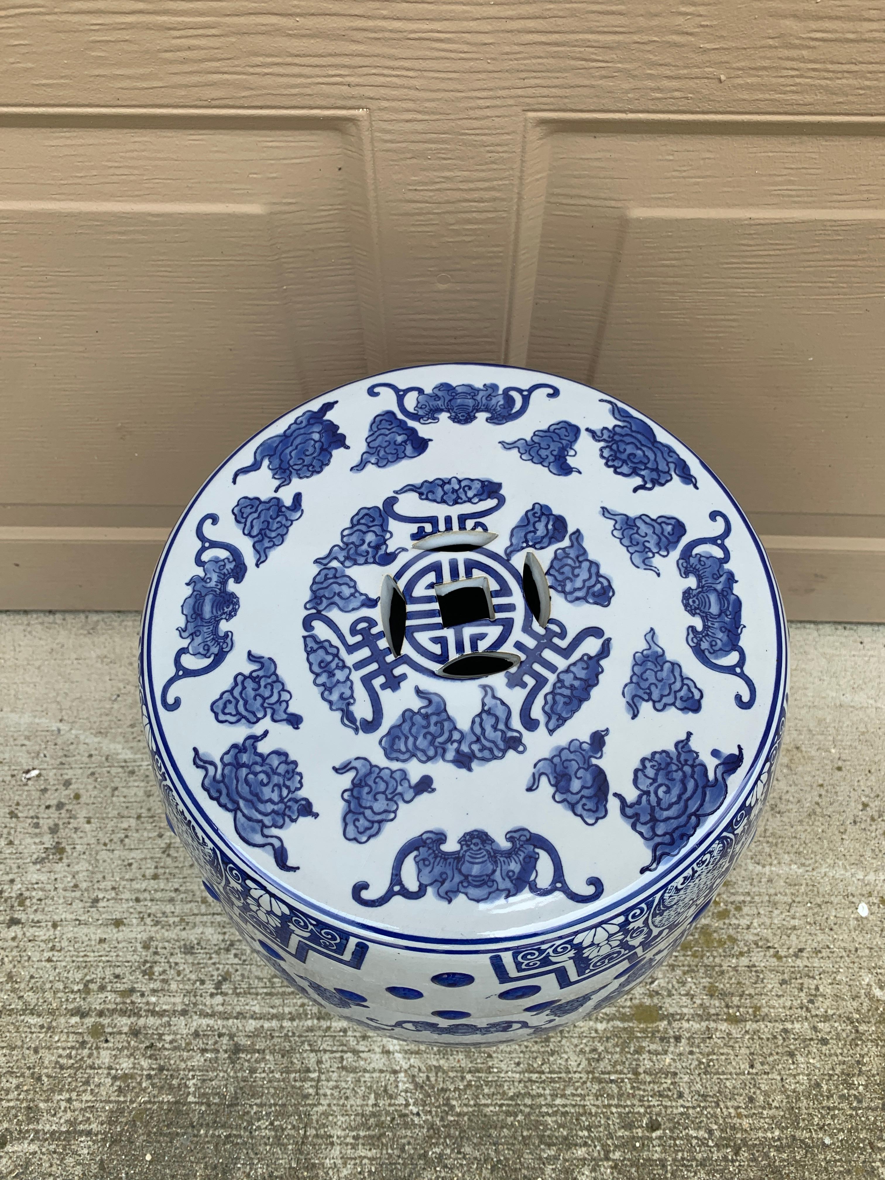 Tabouret de jardin ou table d'appoint chinoiseries en porcelaine bleue et blanche en vente 4
