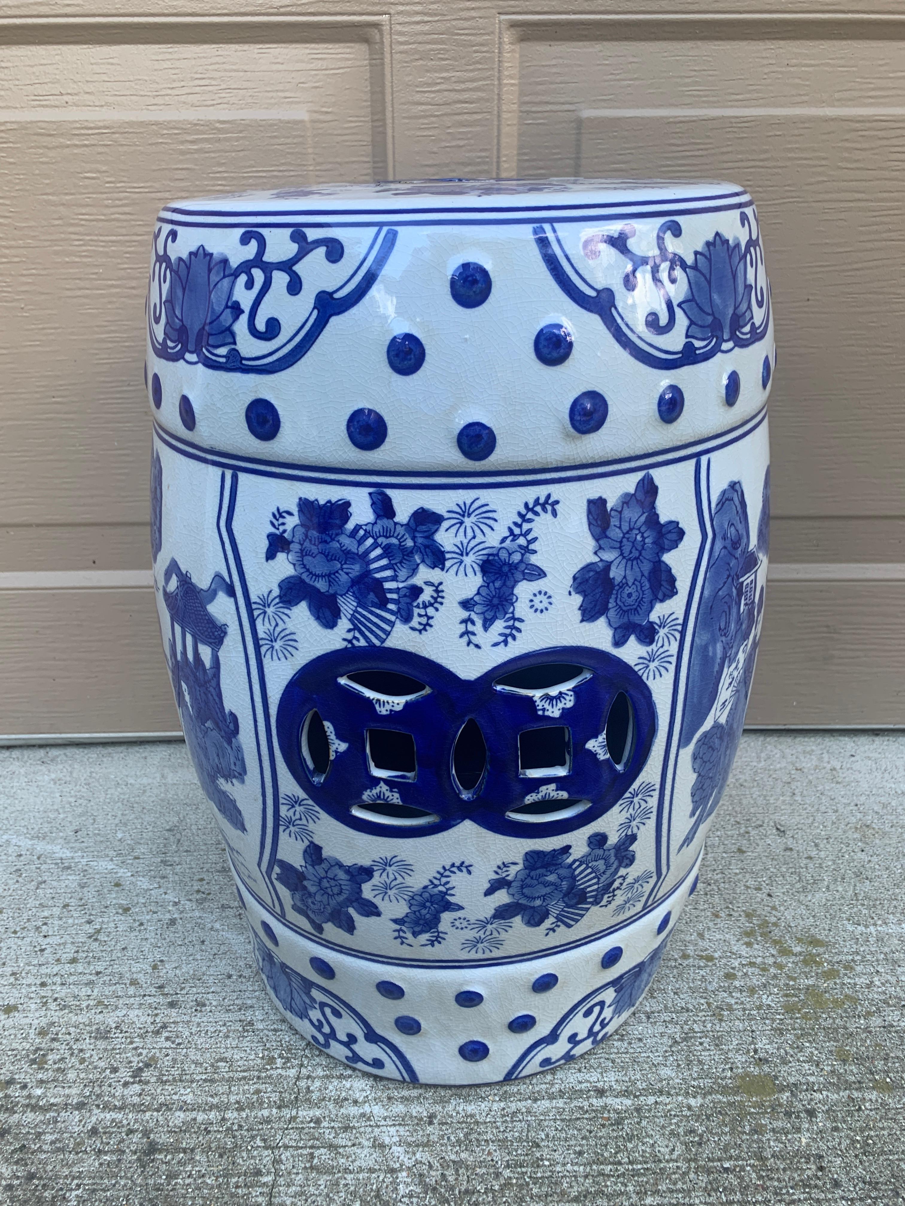 Sgabello o tavolino da giardino in porcellana bianca e blu Chinoiserie in vendita 4