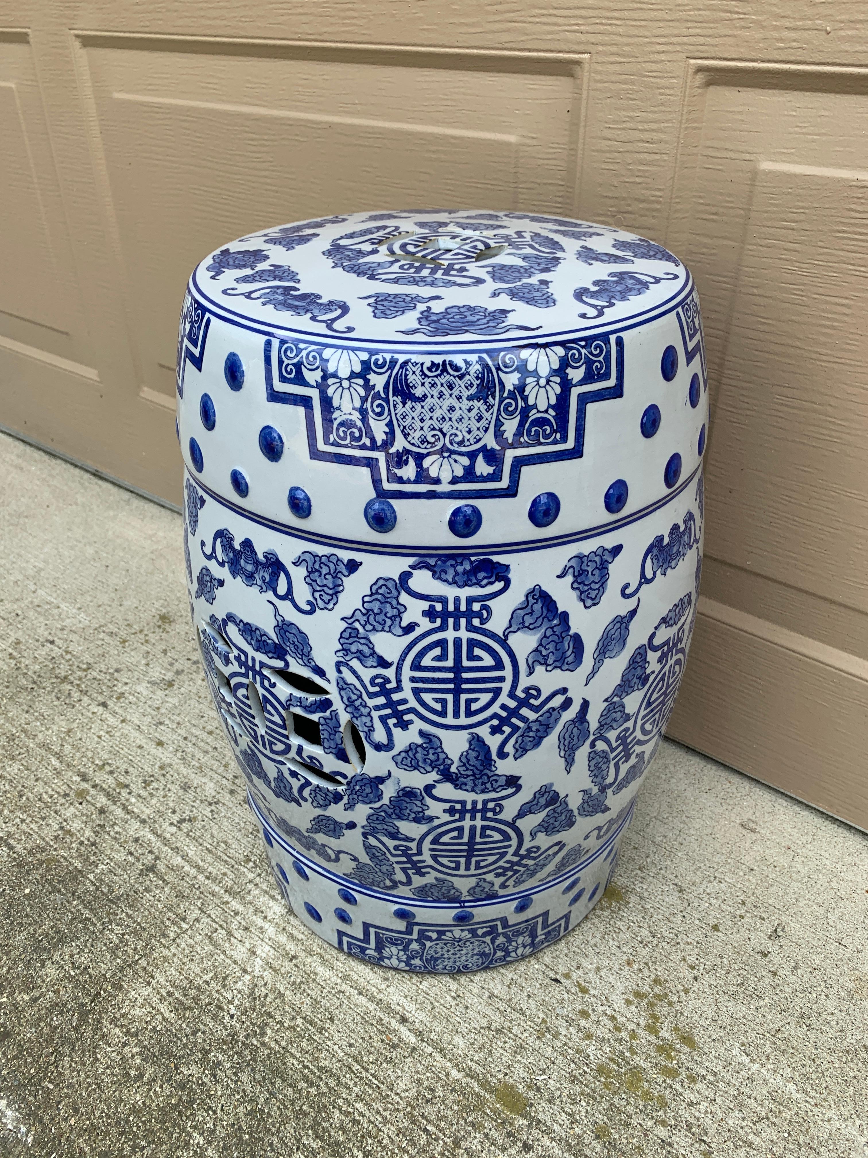 Magnifique tabouret de jardin, support de plantes ou petite table d'appoint en porcelaine bleue et blanche de la collection Whiting, orné de motifs et de symboles asiatiques.

Chine, Fin du 20e siècle

Mesures : 12 
