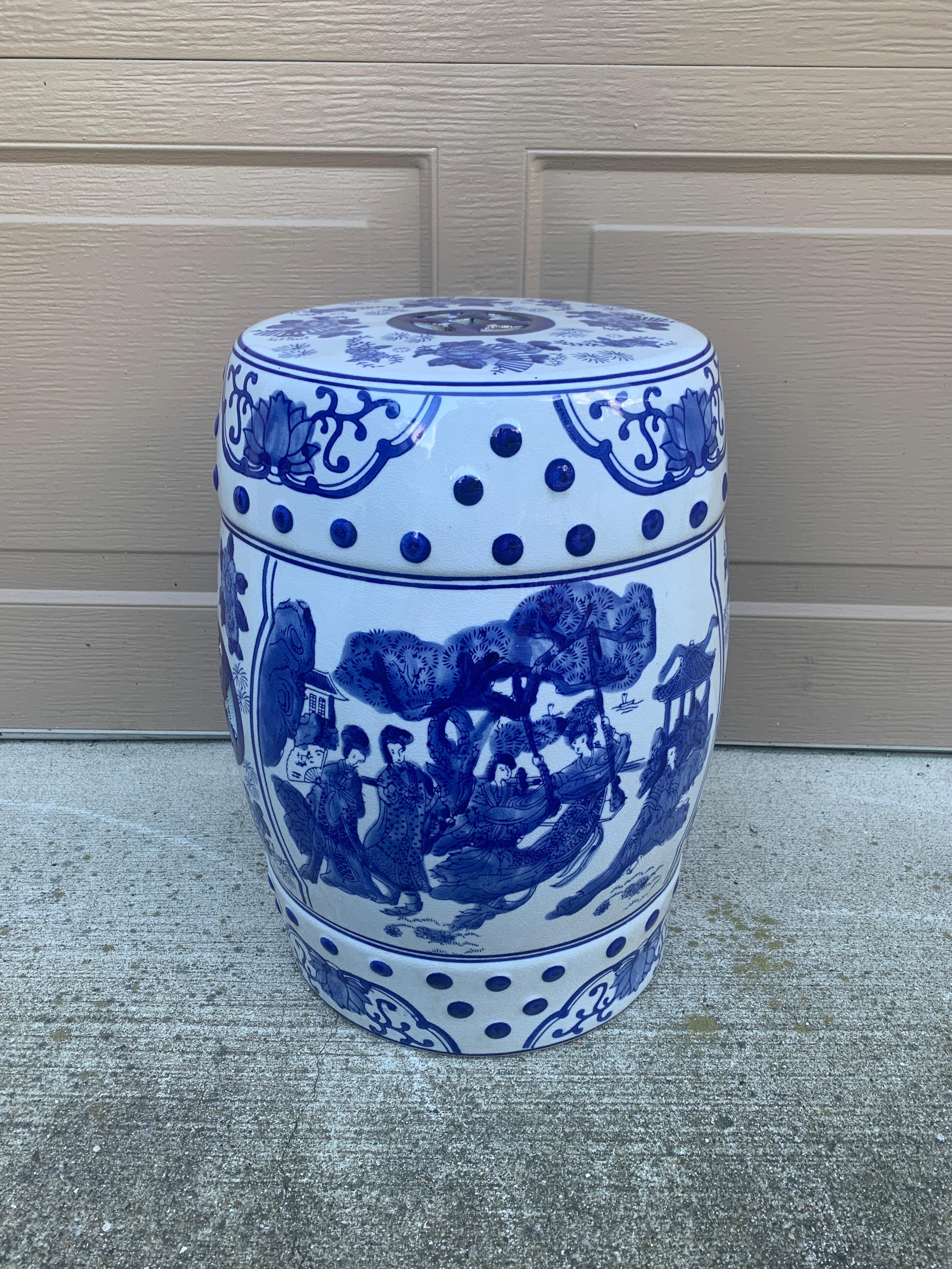 Uno splendido sgabello da giardino, un portapiante o un tavolino in porcellana bianca e blu di Chinoiserie con figure, motivi e simboli asiatici.

Cina, fine del XX secolo

Misure: 12,5