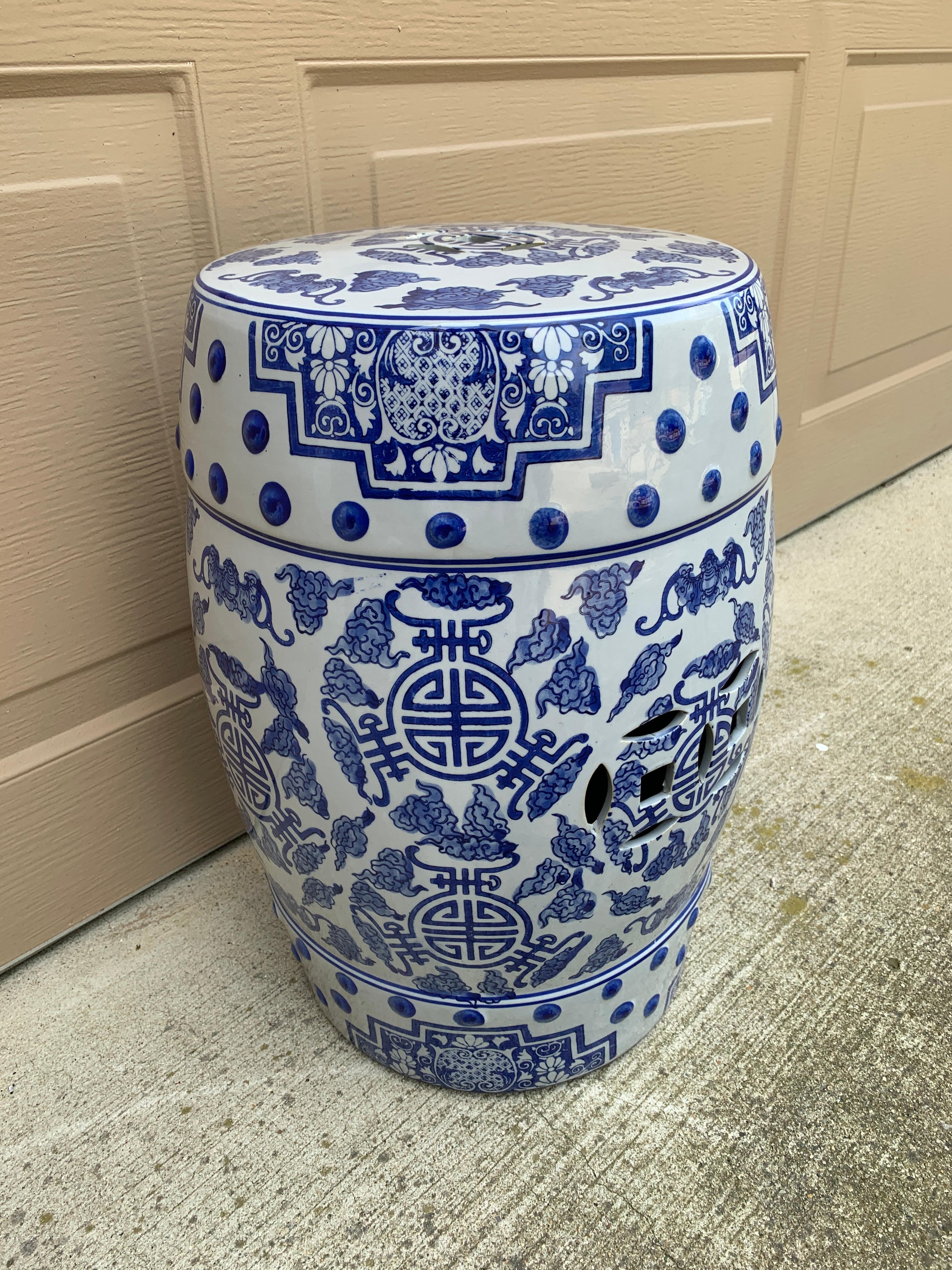 Chinoiseries Tabouret de jardin ou table d'appoint chinoiseries en porcelaine bleue et blanche en vente