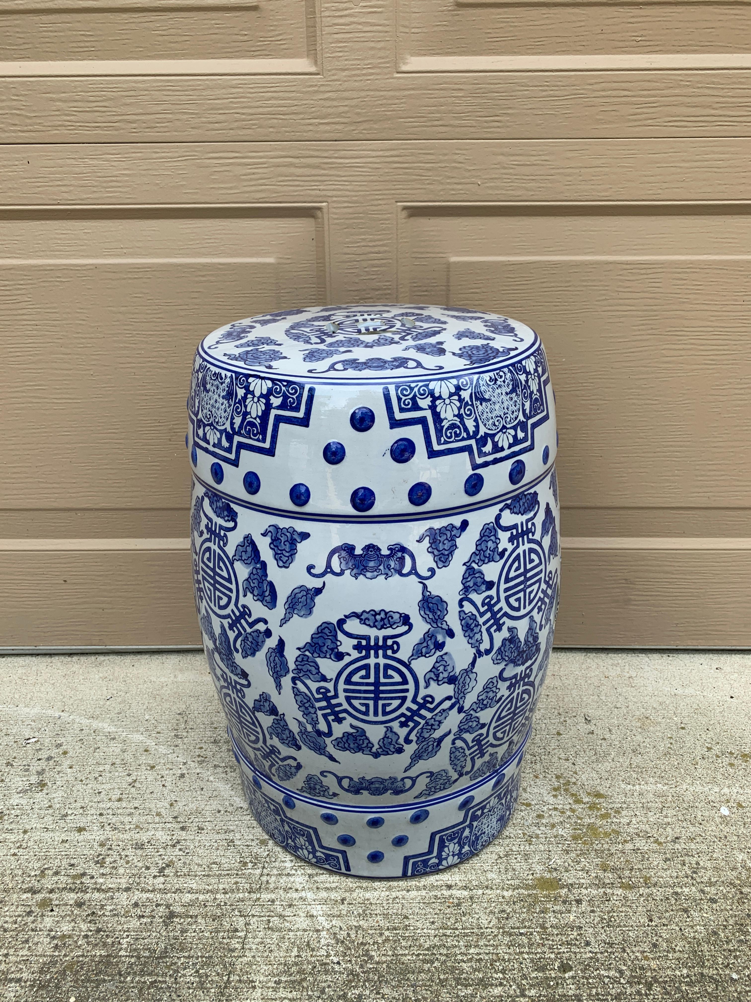 Tabouret de jardin ou table d'appoint chinoiseries en porcelaine bleue et blanche Bon état - En vente à Elkhart, IN