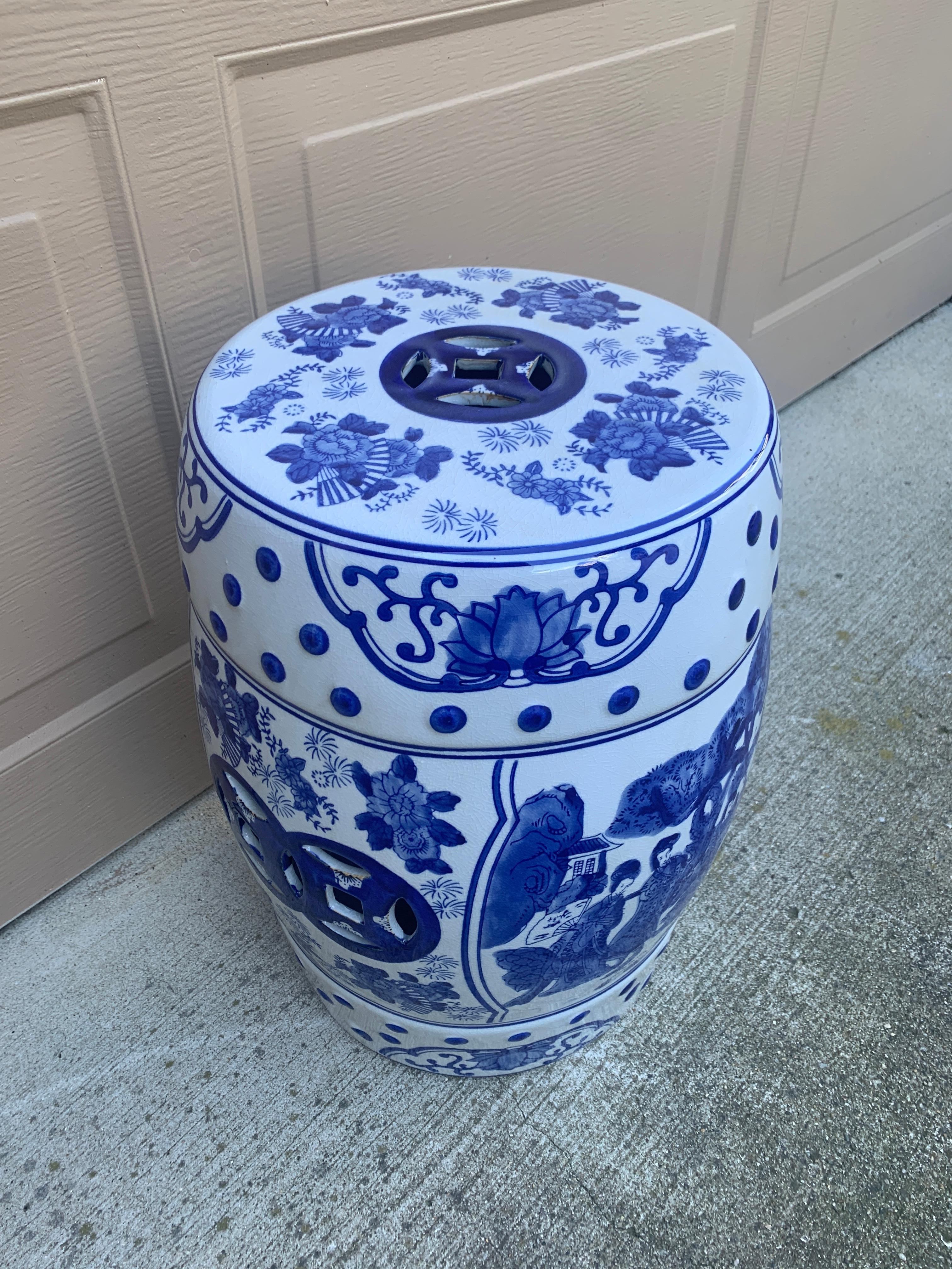 Sgabello o tavolino da giardino in porcellana bianca e blu Chinoiserie In condizioni buone in vendita a Elkhart, IN