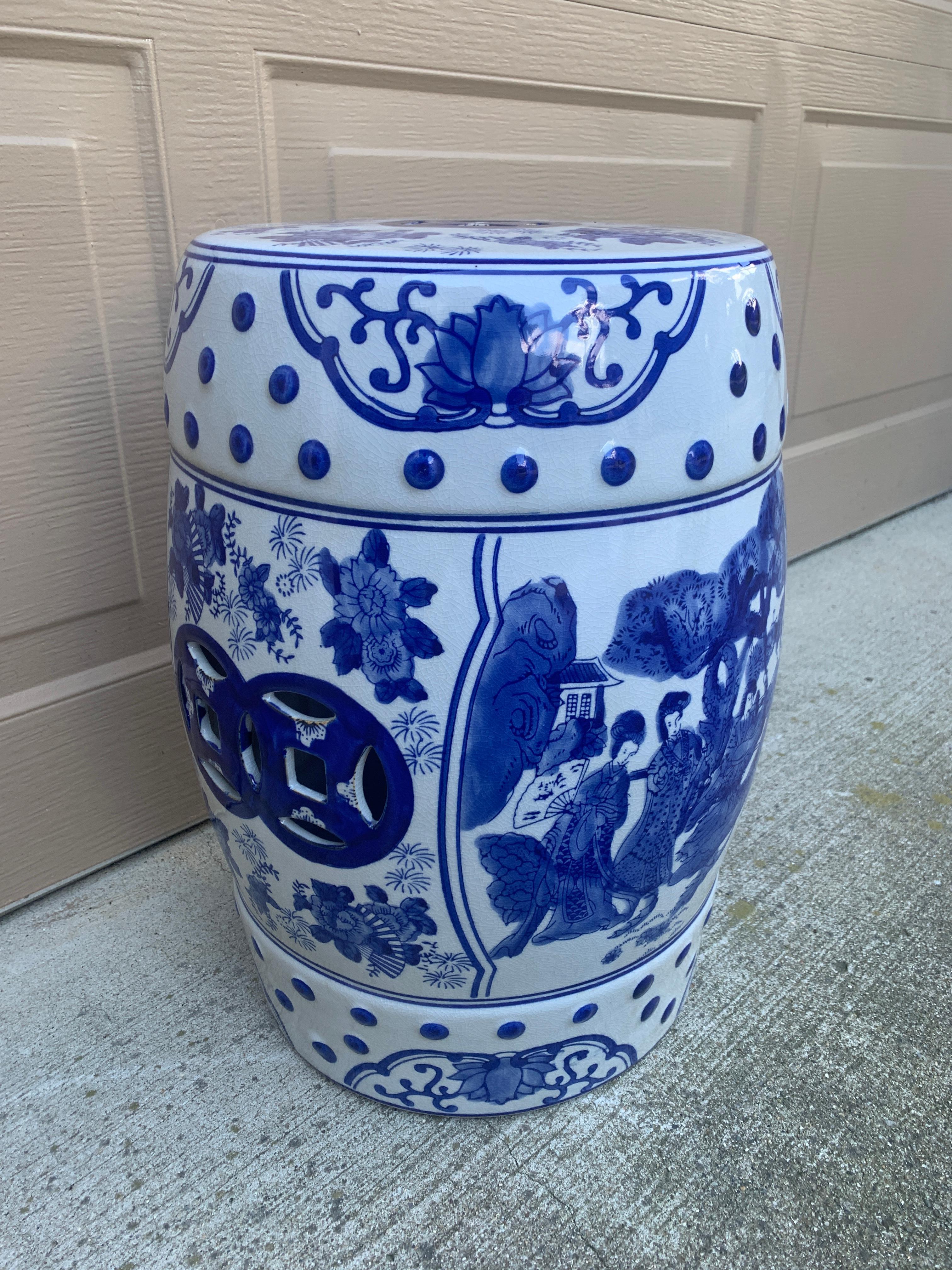 XX secolo Sgabello o tavolino da giardino in porcellana bianca e blu Chinoiserie in vendita